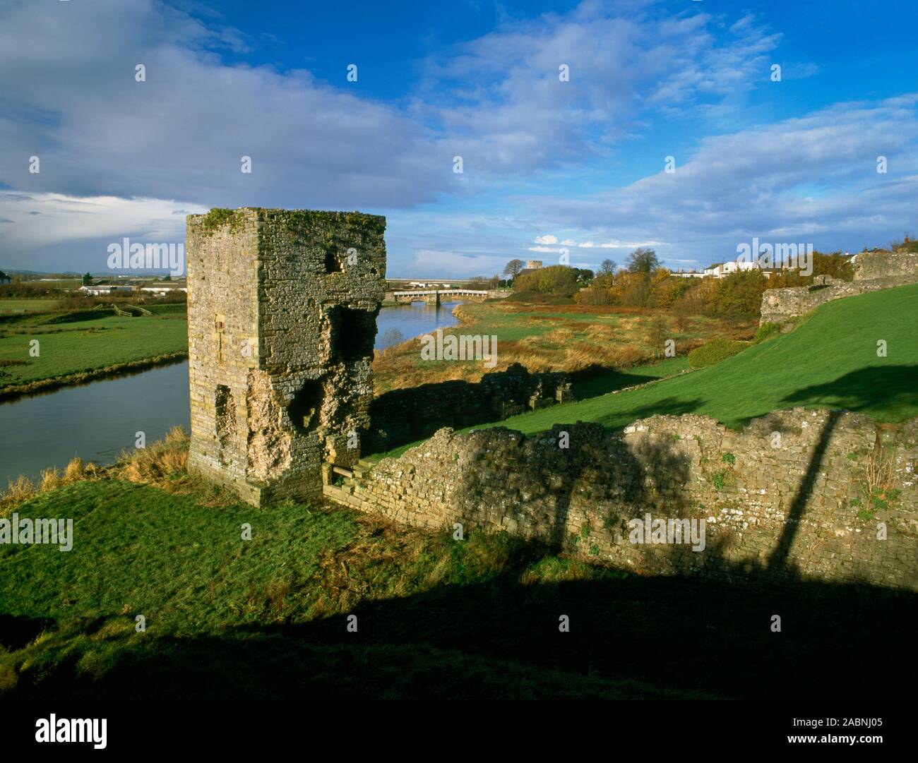 Voir SW de Gillot à la tour Château Rhuddlan, Denbighshire, Wales, UK, où la pierre-face fossé sec entourant le château une fois atteint la rivière Clwyd. Banque D'Images