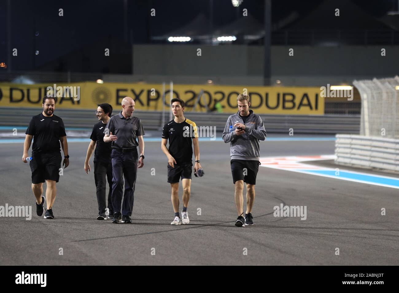 Abu Dhabi, EAU. 28 novembre 2019, Circuit Yas Marina, Abou Dhabi, Émirats arabes unis ; Formule 1 Grand Prix d'Abu Dhabi, les arrivées jour ; Jack Aitken, le pilote de réserve de l'équipe de Formule 1 Renault Sport, marche le circuit avec son équipe de Formule 2 - Usage Éditorial : Action Crédit Plus Sport Images/Alamy Live News Banque D'Images