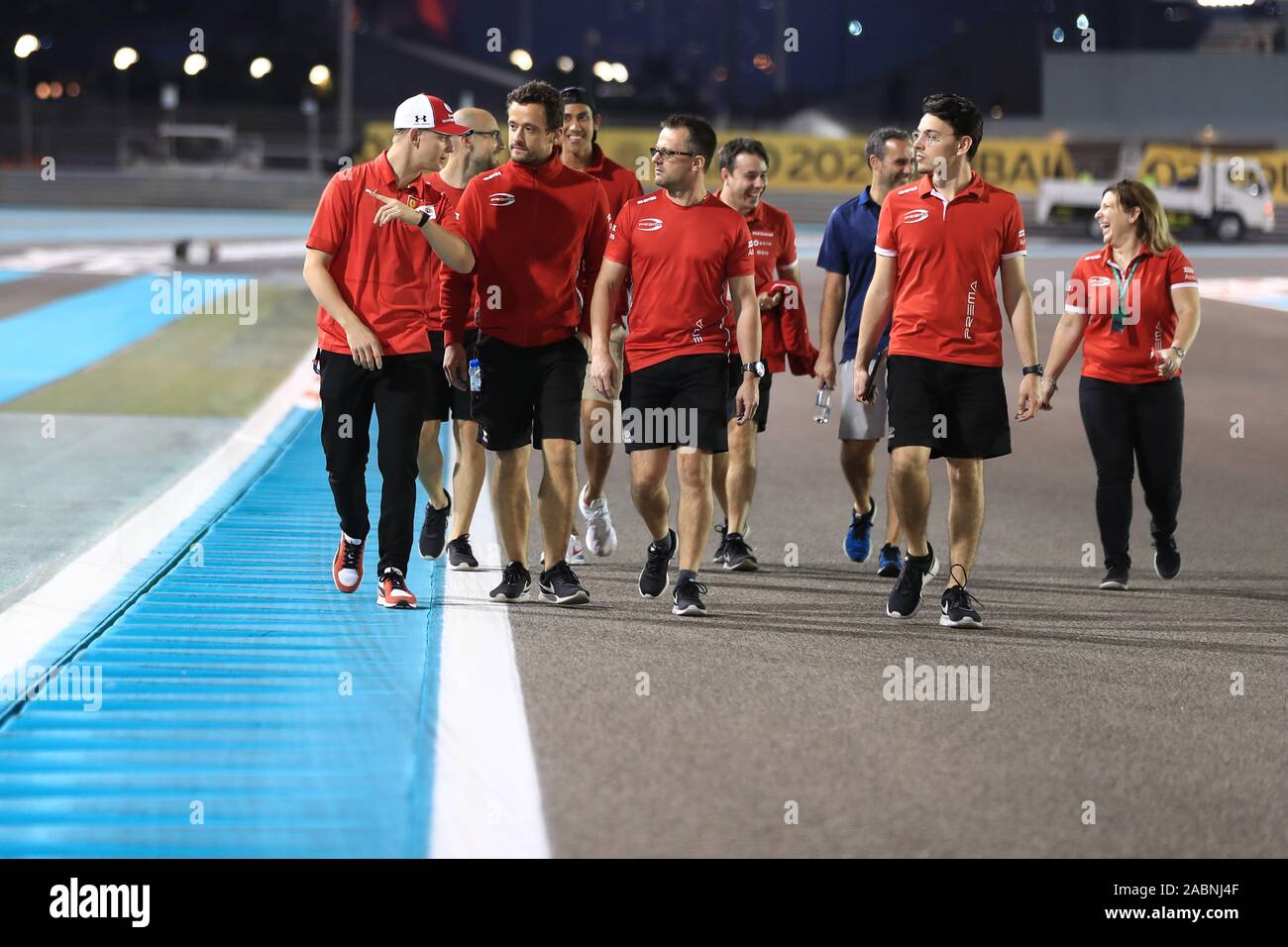 Abu Dhabi, EAU. 28 novembre 2019, Circuit Yas Marina, Abou Dhabi, Émirats arabes unis ; Formule 1 Grand Prix d'Abu Dhabi, les arrivées jour ; Mick Schumacher, marche le suivre avec son équipe de Formule 2 - Usage Éditorial : Action Crédit Plus Sport Images/Alamy Live News Banque D'Images