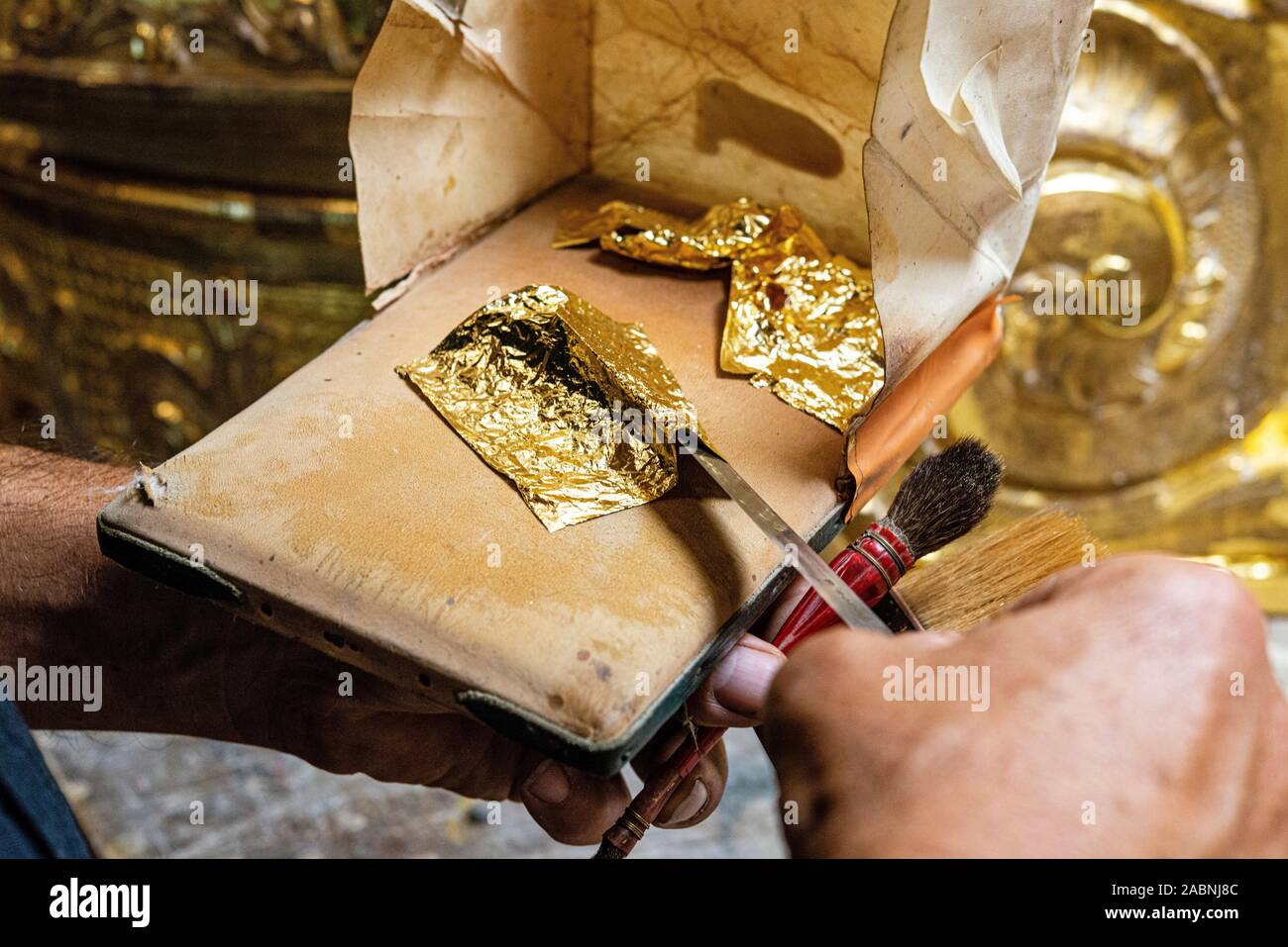 Geraudot (nord-est de la France) : dans l'Uwe Schaefer, atelier de travail doreur à la feuille d'or. Uwe Schaefer est spécialisé dans la restauration, 5b Banque D'Images