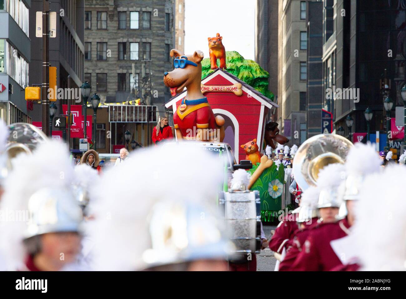 Philadelphie, Pennsylvanie, USA. 28 novembre 2019 : flotteurs et les interprètes font leur chemin après l'Hôtel de ville pendant la 6ABC Thanksgiving Day Parade à Philadelphie, le 28 novembre 2019. Sur le 100e anniversaire du défilé, des vents forts à la masse grands ballons à partir de l'itinéraire du défilé, mais le taux de participation a été encore considérable sur la Benjamin Franklin Parkway. (Crédit Image : © Michael Candelori/Zuma sur le fil) Banque D'Images