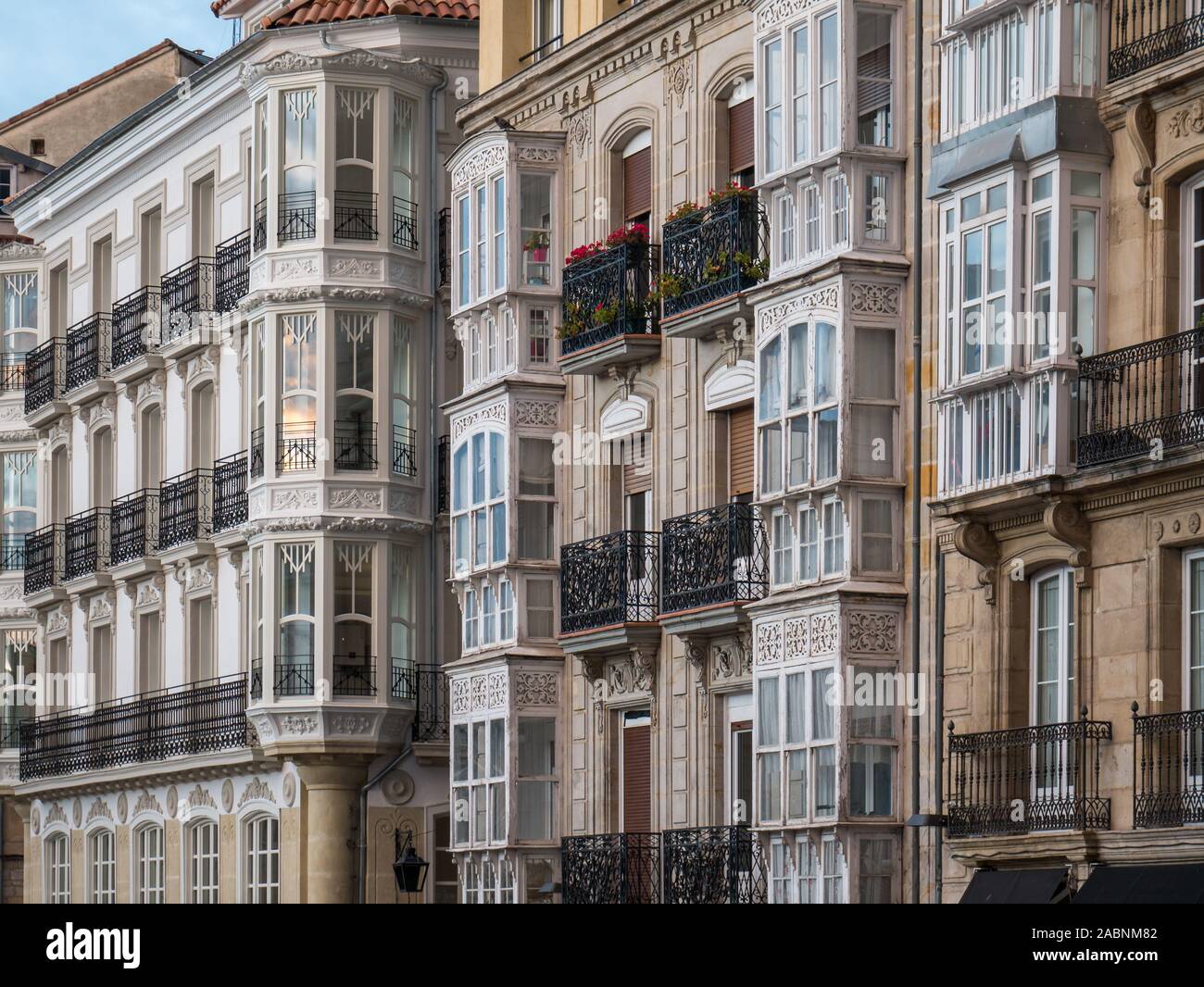 Façade d'immeubles de la vieille ville sur la Virgen Blanca Place de la vieille ville de Vitoria-Gasteiz, Pays Basque, Espagne Banque D'Images