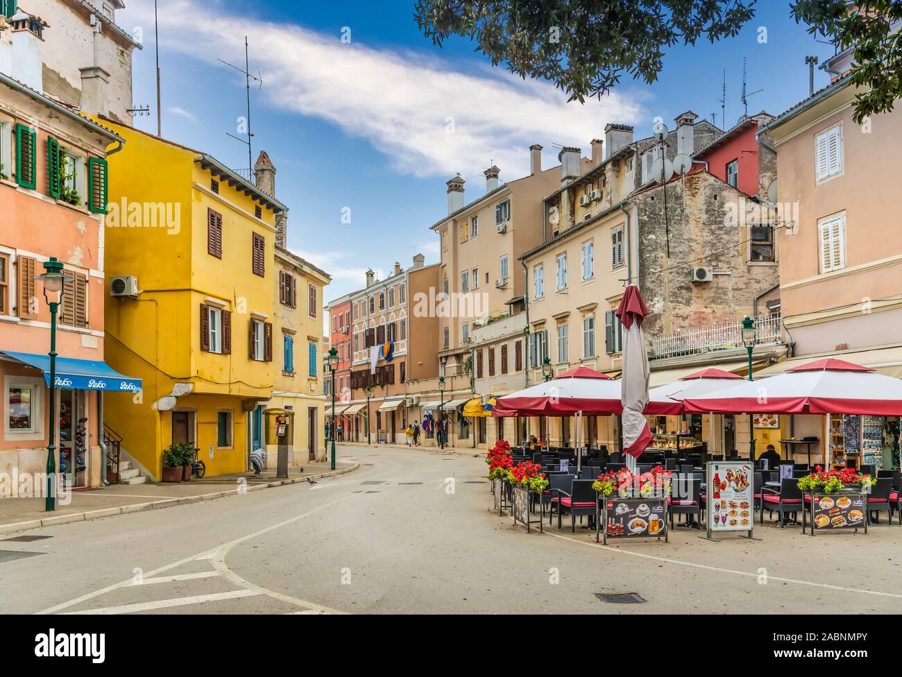 Une rue avec des bâtiments colorés et un restaurant en plein air à Rovinj, Croatie, Istrie. Banque D'Images