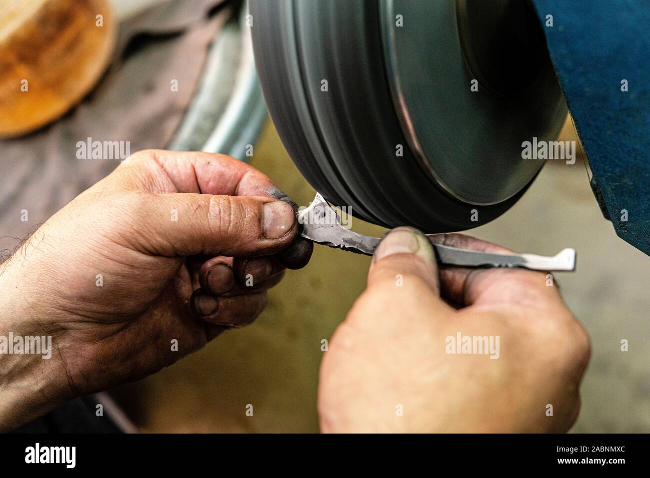 Estissac (nord-est de la France) : Erwan Pincemin, Cutler dans d'Estissac. Étapes de fabrication : printemps d'une knife's pliage et mola mammouth lame Damas Banque D'Images