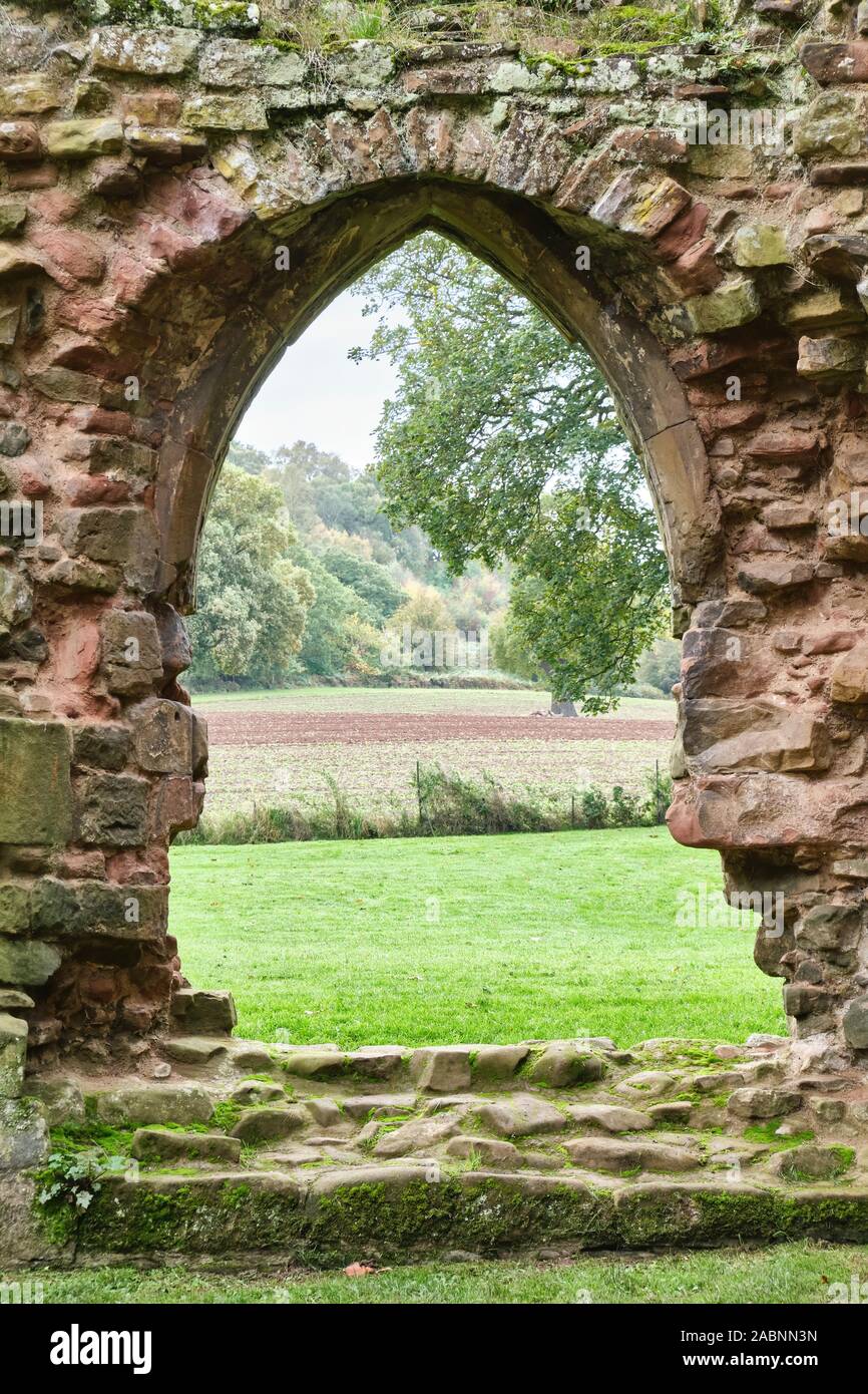 Une arche normande dans les murs de grès rouge d'Acton Burnell château surplombant le Shropshire des terres agricoles dans l'Ouest des Midlands de l'Angleterre Banque D'Images