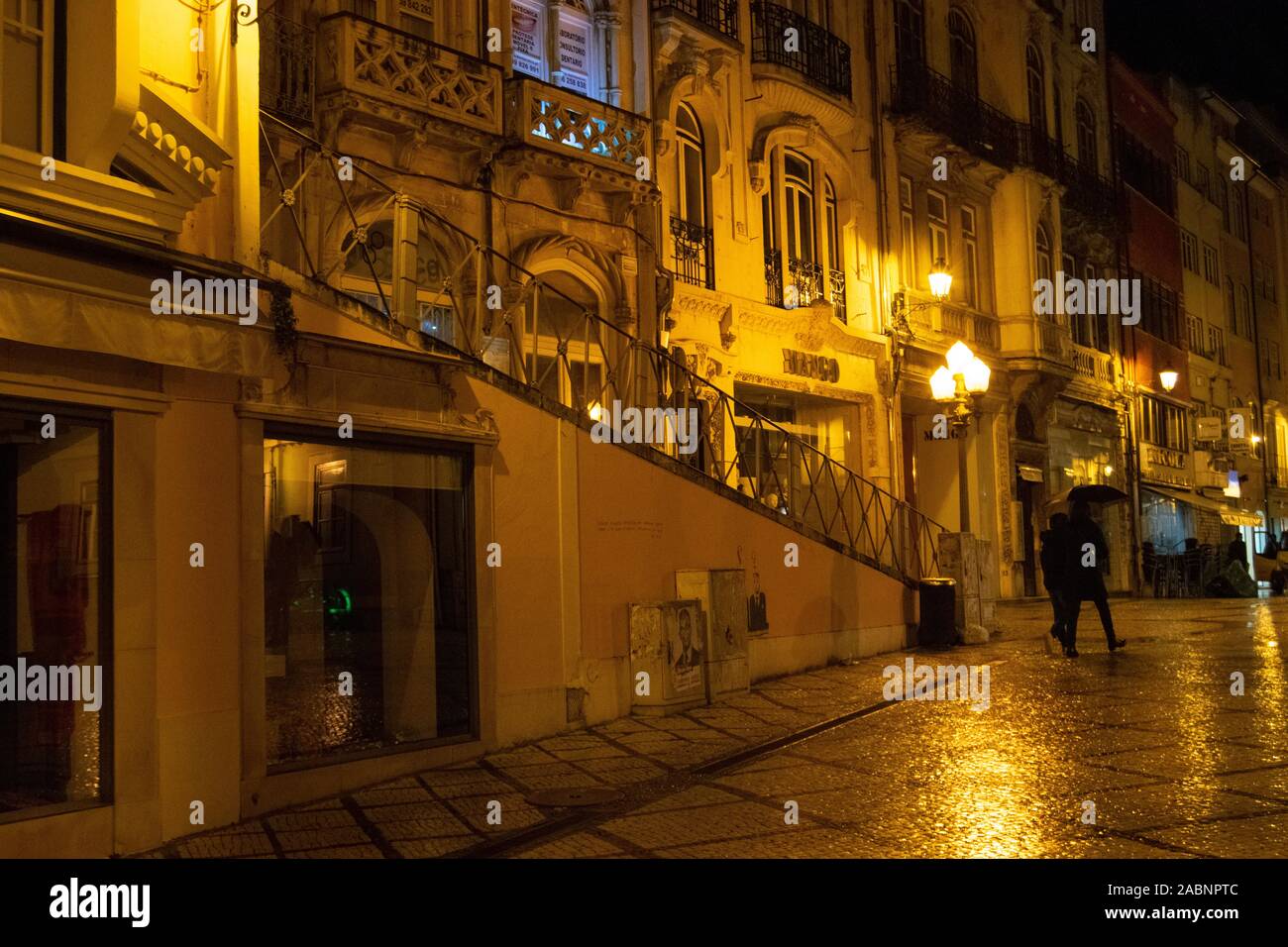 Scène de rue de nuit sur la Rua Visconde da Luz à Coimbra Portugal Banque D'Images