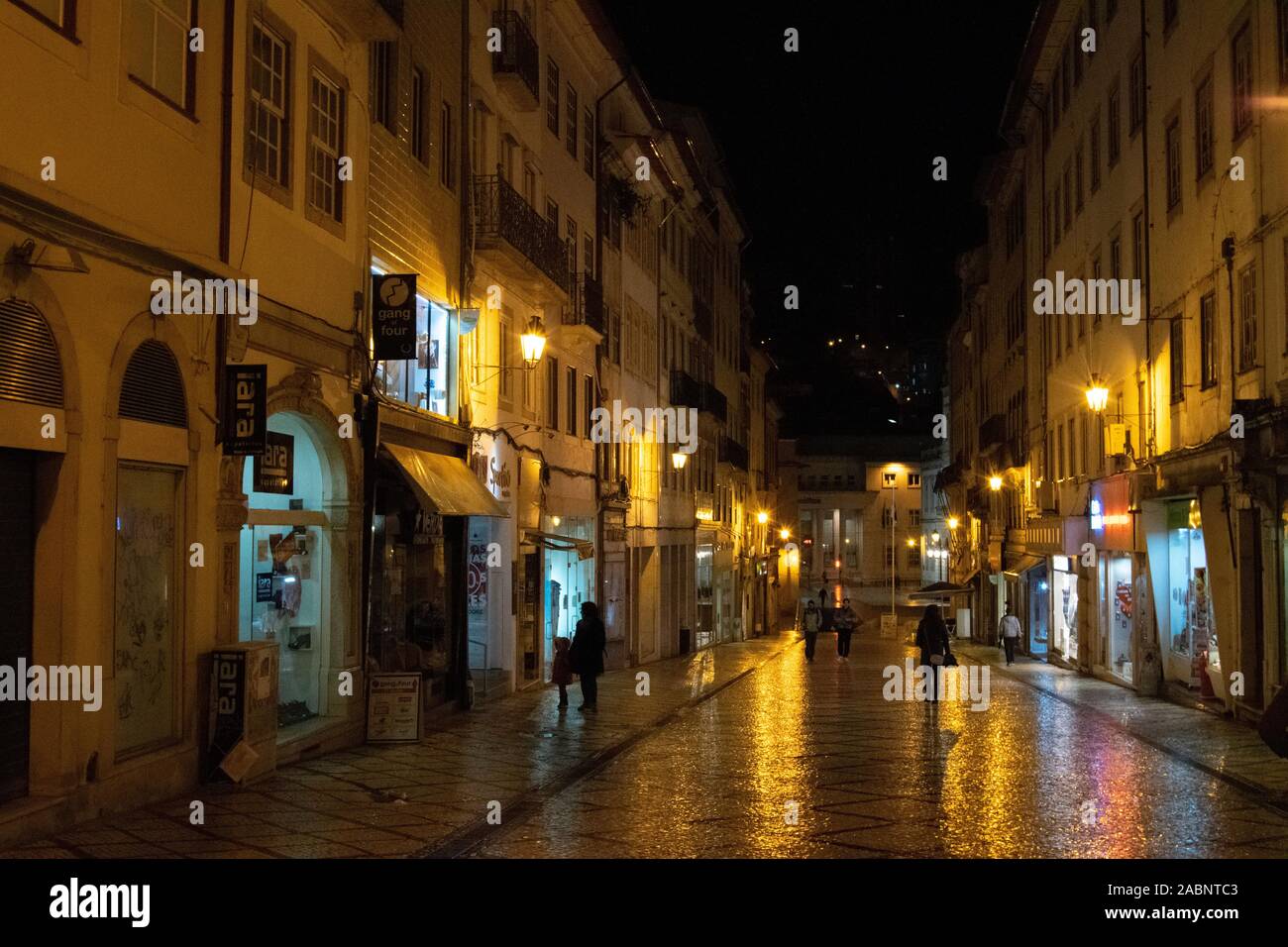 Scène de rue de nuit sur la Rua Visconde da Luz à Coimbra Portugal Banque D'Images