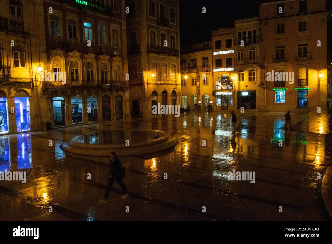 Scène de rue de nuit sur la Rua Visconde da Luz à Coimbra Portugal Banque D'Images