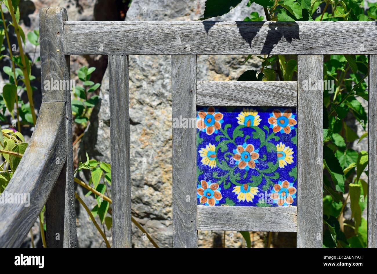 Banc de jardin en céramique traditionnelle dans un jardin du désert du Nouveau Mexique. Banque D'Images