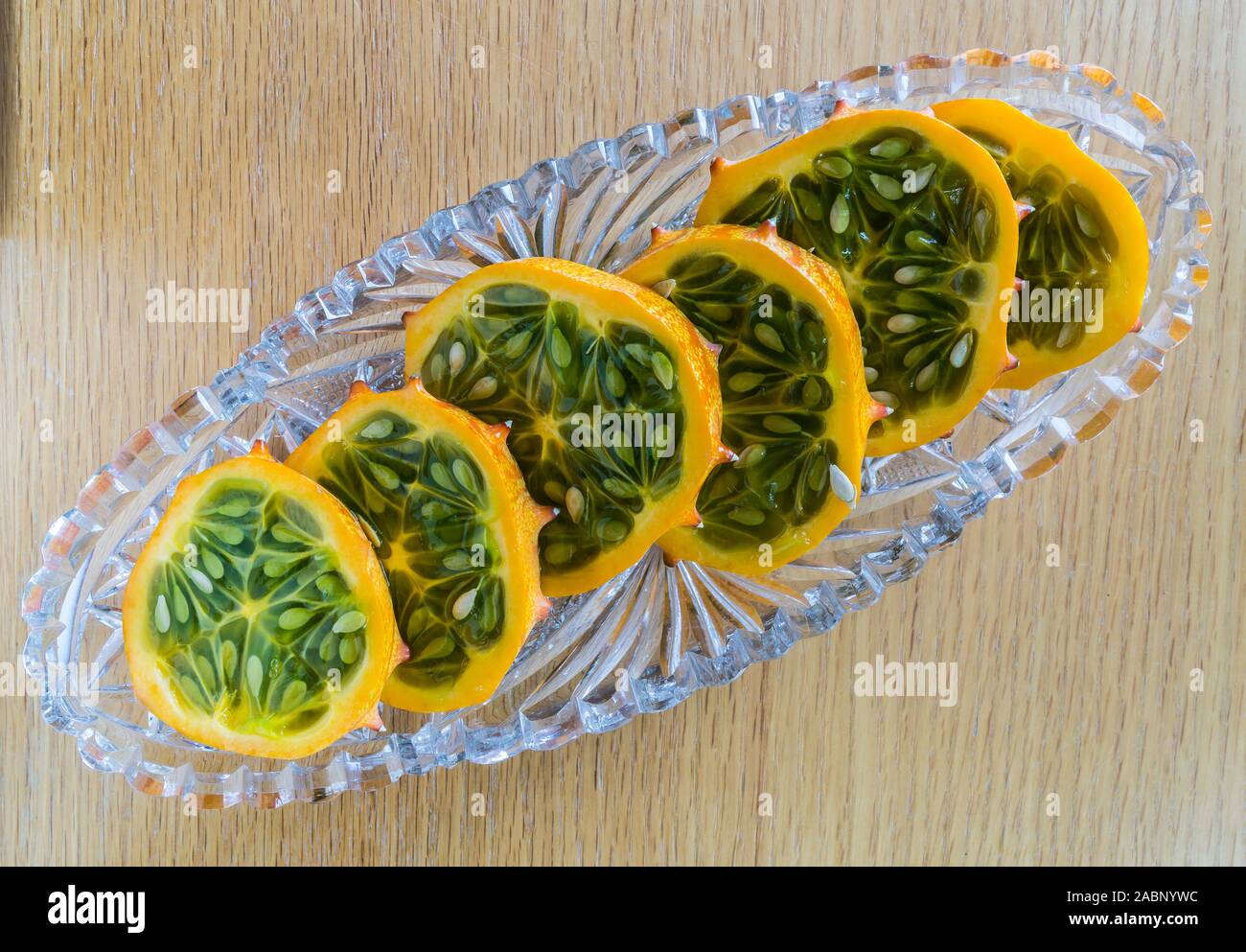 Tranches de melon kiwano dans du verre plat de service Banque D'Images