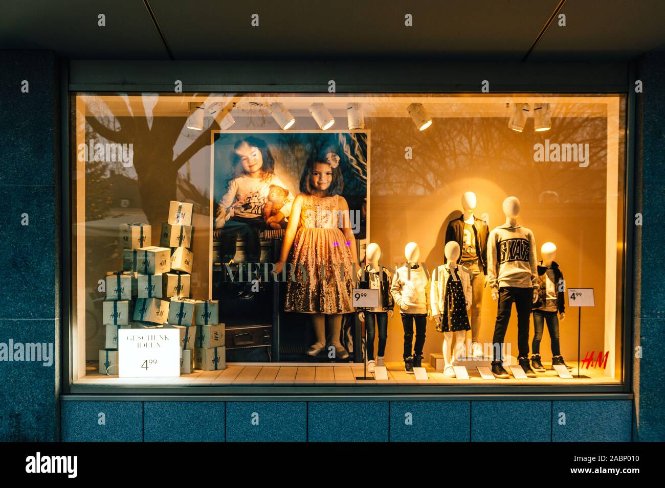 Kehl, Allemagne - 13 déc 2016 : Joyeux Noël texte sur le magasin H et M  avec de multiples de mannequins adultes et enfants Photo Stock - Alamy