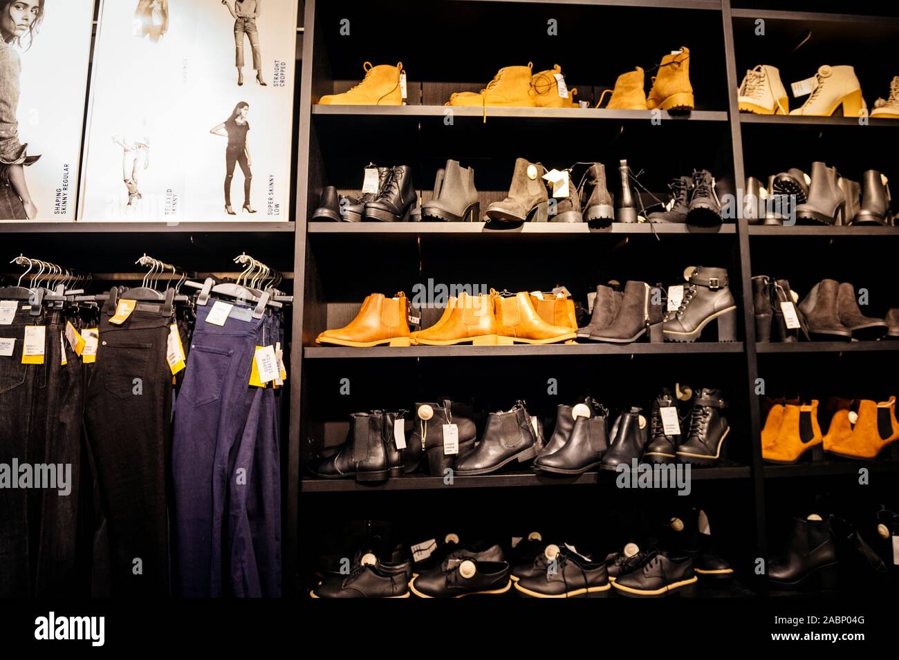 Kehl, Allemagne - 13 déc 2016 : plusieurs chaussures bottes en cuir à  vendre en boutique de mode moderne Photo Stock - Alamy