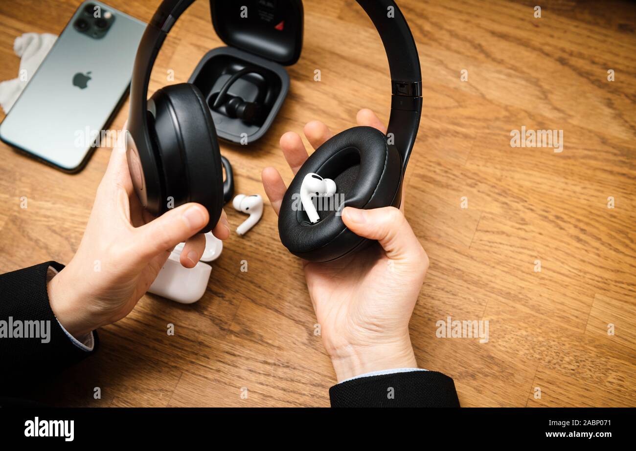 Paris, France - Oct 30, 2019 : Jeune femme mains unboxing nouveaux ordinateurs Apple AirPods Pro casque avec suppression du bruit active pour un son enveloppant la comparaison avec Beats Banque D'Images