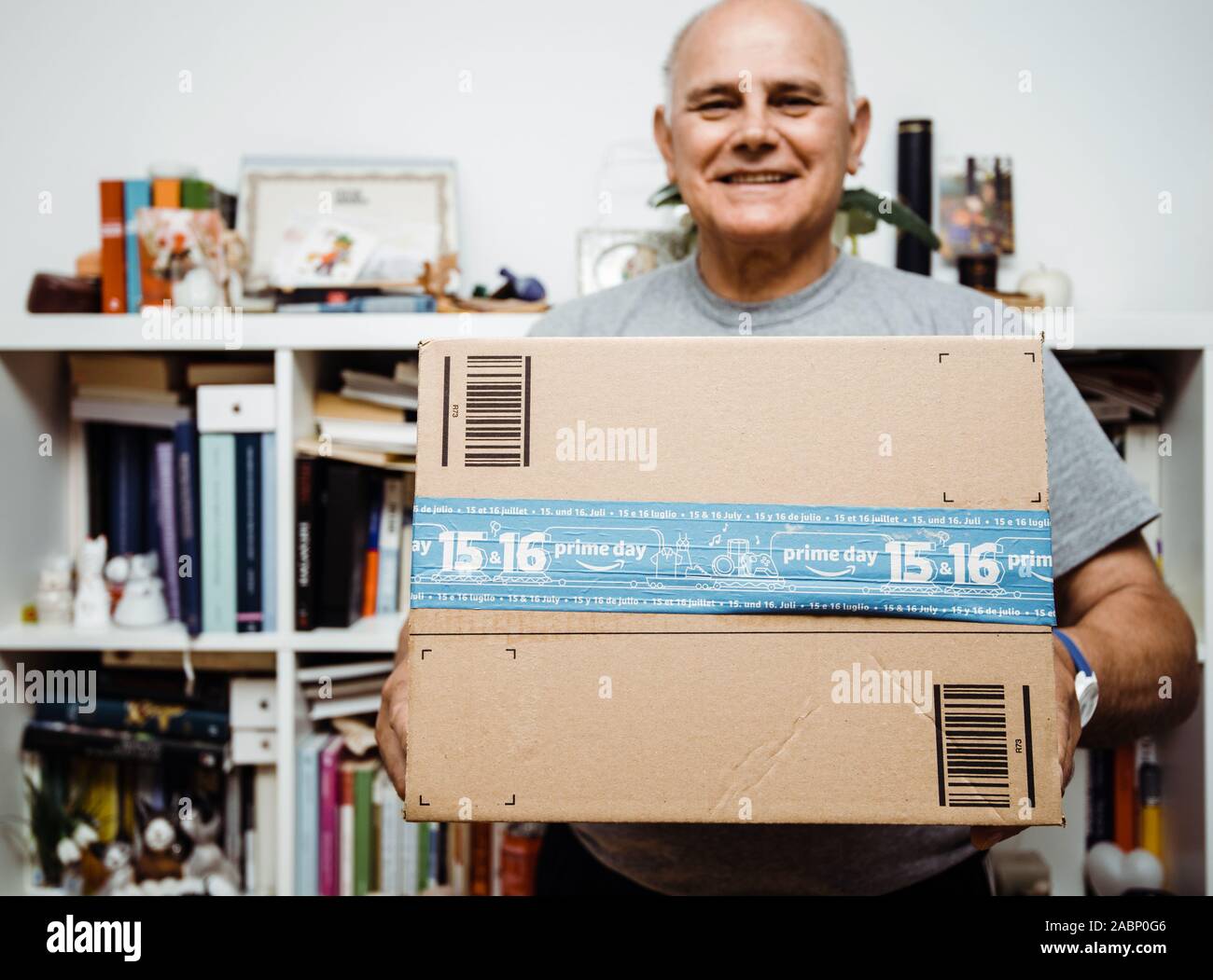 Paris, France - Jul 10, 2019 - Vue avant du happy senior man holding Amazon jour premier carton au cours d'achats annuel organisé par le géant de l'e-commerce Banque D'Images