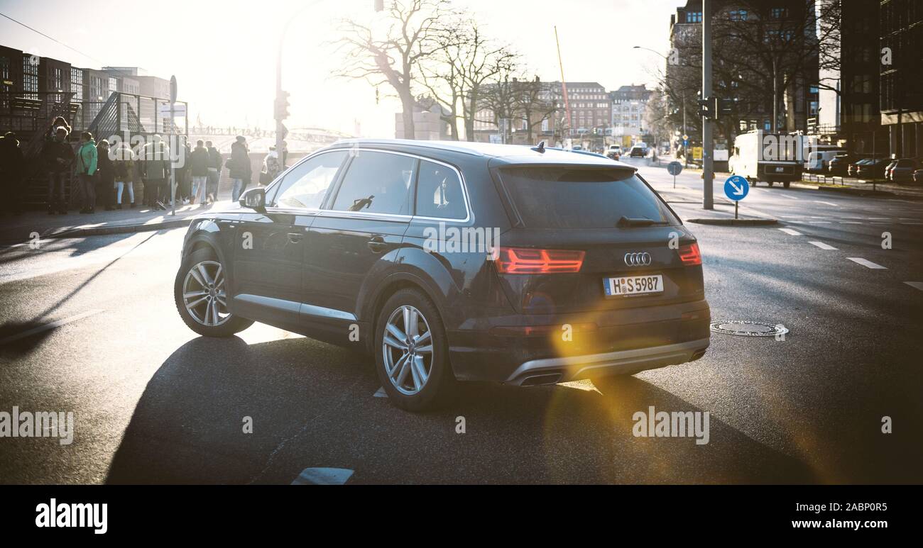 Hambourg, Allemagne - Mars 2018 : vue latérale arrière de Peugeot 207 wagon noir car l'activation du Bei den Muhren Strasse rue à l'Brooksbrucke Banque D'Images