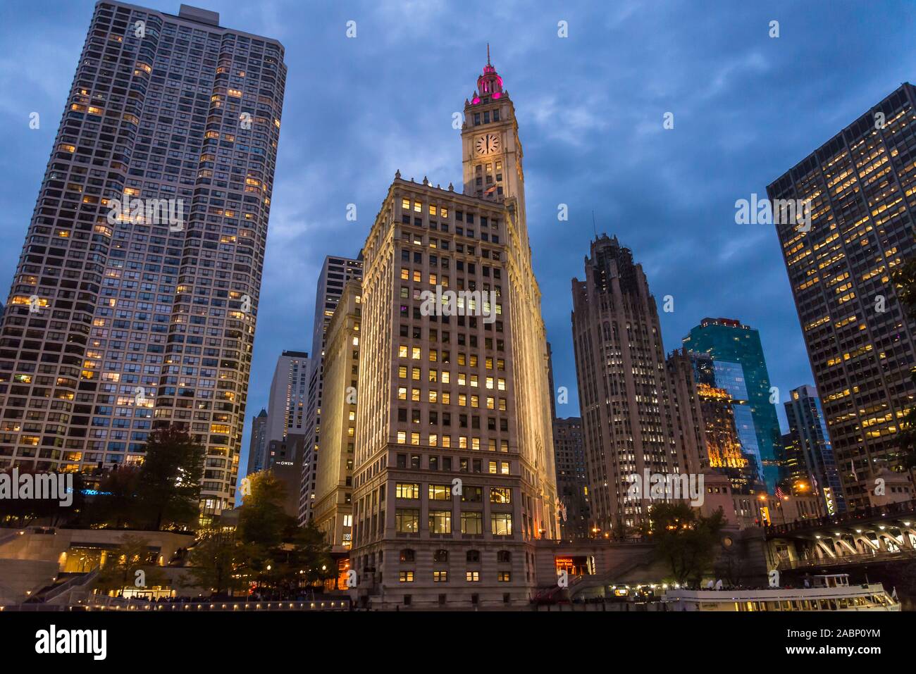 Bâtiments le long de la rivière Chicago allumé, le Wrigley Building, un gratte-ciel historique de 1924 et de l'horloge, la nuit, Chicago, Illinois, États-Unis Banque D'Images