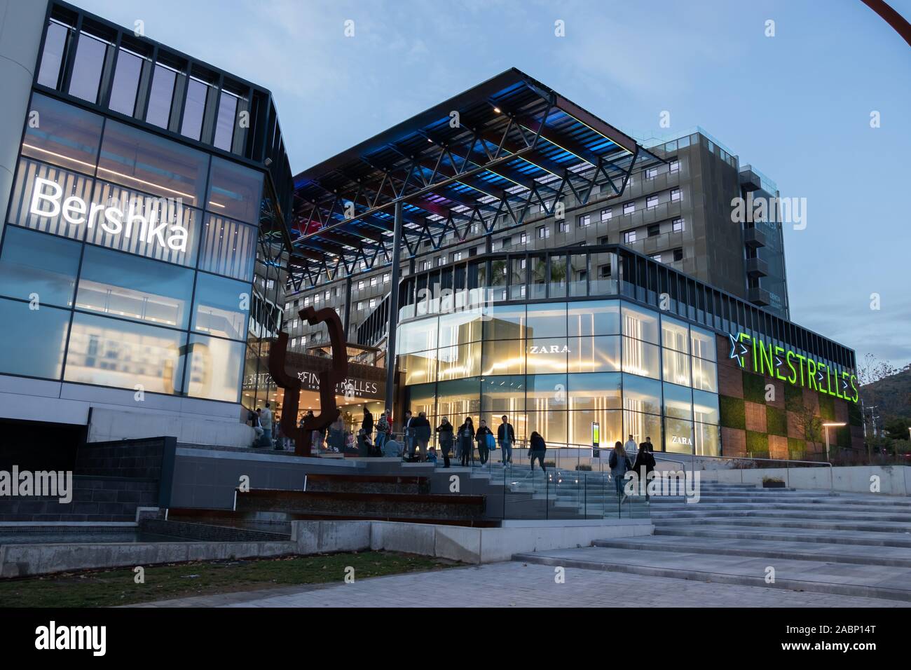 Esplugues de Llobregat, Barcelone / Espagne - Nov 28, 2019 : l'aube de Finestrelles vue centre commercial. Banque D'Images
