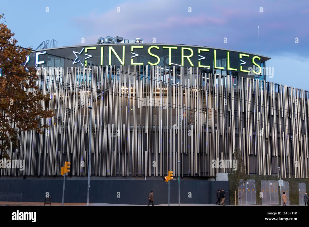 Esplugues de Llobregat, Barcelone / Espagne - Nov 28, 2019 : Soir de Finestrelles vue shopping centre Banque D'Images