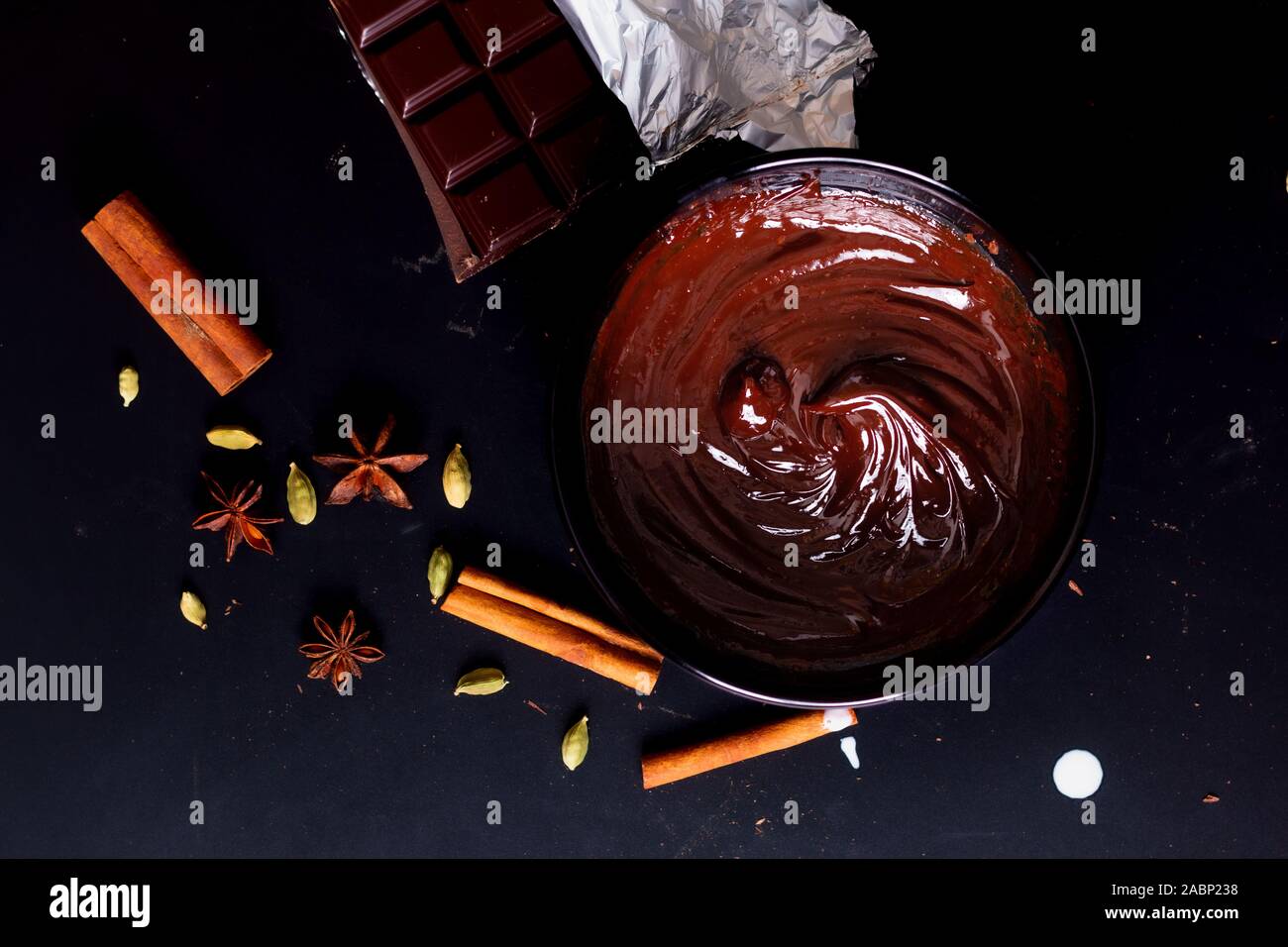 Concept alimentaire processus de préparation de la fonte pour faire le chocolat, truffe au chocolat, dessert ou Gâteau brownies Banque D'Images