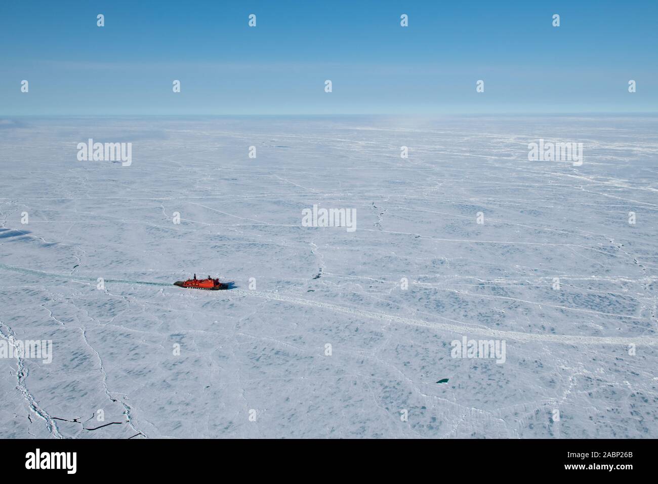 La Russie. Vue aérienne de brise-glace nucléaire russe, 50 ans d'une rupture de la Victoire dans la banquise de l'Arctique à 85,6 degrés nord. Banque D'Images