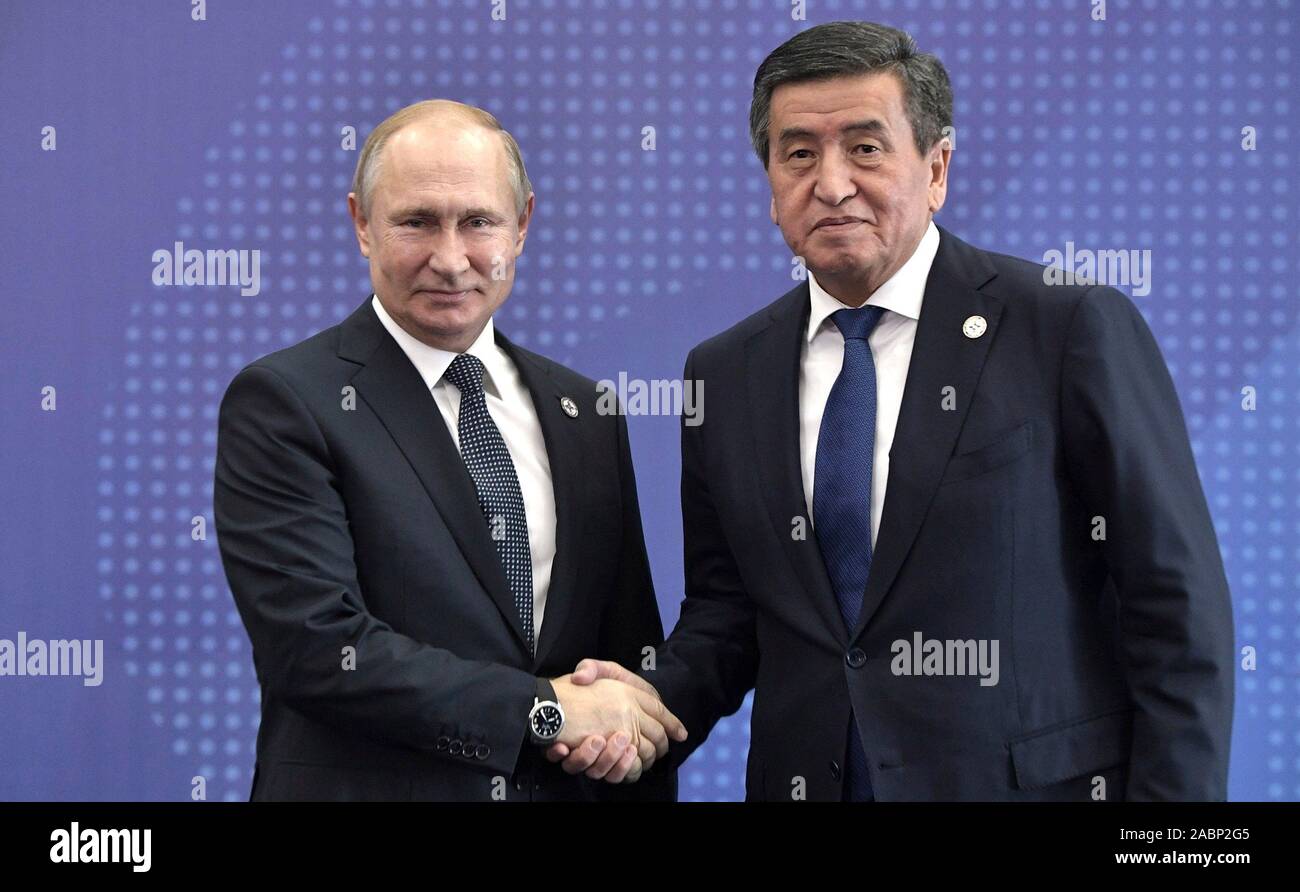 Bichkek, Kirghizistan. 28 novembre, 2019. Le président russe Vladimir Poutine est accueilli par le Président kirghize Sooronbay Jeenbekov, droite, à l'arrivée pour le début du Conseil de l'Organisation du Traité de sécurité collective à l'Ala-Archa résidence d'État le 28 novembre 2019 à Bichkek, au Kirghizistan. Credit : Aleksey Nikolskyi/Kremlin extérieure/Alamy Live News Banque D'Images
