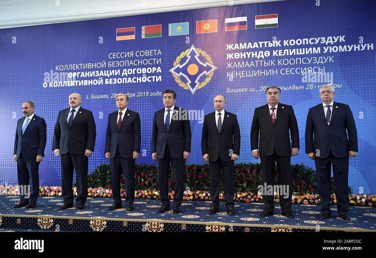 Bichkek, Kirghizistan. 28 novembre, 2019. La position des chefs régionaux pour une photo de groupe lors du Conseil de l'Organisation du Traité de sécurité collective à l'Ala-Archa résidence d'État le 28 novembre 2019 à Bichkek, au Kirghizistan. De gauche à droite : le premier ministre arménien Nikol Pashinyan, Président du Bélarus, Alexandre Loukachenko, le Président kazakh Kassym-Jomart Tokayev, le Président kirghize Sooronbay Jeenbekov, le président russe Vladimir Poutine, le Président tadjik Emomali Rahmon et Secrétaire général par intérim de l'OTSC Valery Semerikov. Credit : Aleksey Nikolskyi/Kremlin extérieure/Alamy Live News Banque D'Images