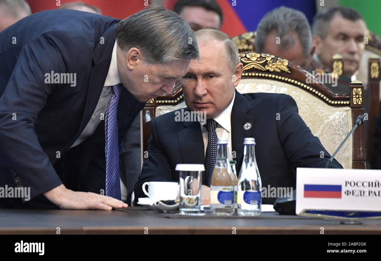 Bichkek, Kirghizistan. 28 novembre, 2019. Le président russe Vladimir Poutine parle avec Yuri Ushakov Conseiller présidentiel lors d'une session du Conseil de l'Organisation du Traité de sécurité collective à l'Ala-Archa résidence d'État le 28 novembre 2019 à Bichkek, au Kirghizistan. Credit : Aleksey Nikolskyi/Kremlin extérieure/Alamy Live News Banque D'Images