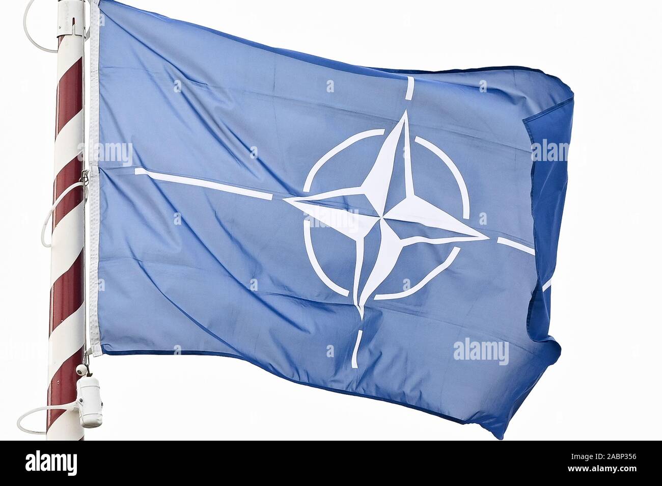 Drapeau de l'OTAN vu au cours de la 101e anniversaire de la création de la marine polonaise.Durant la cérémonie pour la première fois drapeau de guerre d'un ORP Slazak navire a été soulevée. ORP Slazak est un navire de patrouille de classe corvette. L'unité est une partie de la bataille de la 3e escadre de navires de la flottille de navires. Le navire a pour but de lutter contre des cibles aériennes et de surface et des menaces asymétriques, ainsi que protéger les routes de patrouille et d'approche de la mer et les voies de communication, d'escorte et de protéger des unités commerciales. L'appareil est également adapté pour contrôler les routes maritimes dans le cadre de forces multinationales, la lutte contre la piraterie et le terrorisme maritime, Banque D'Images