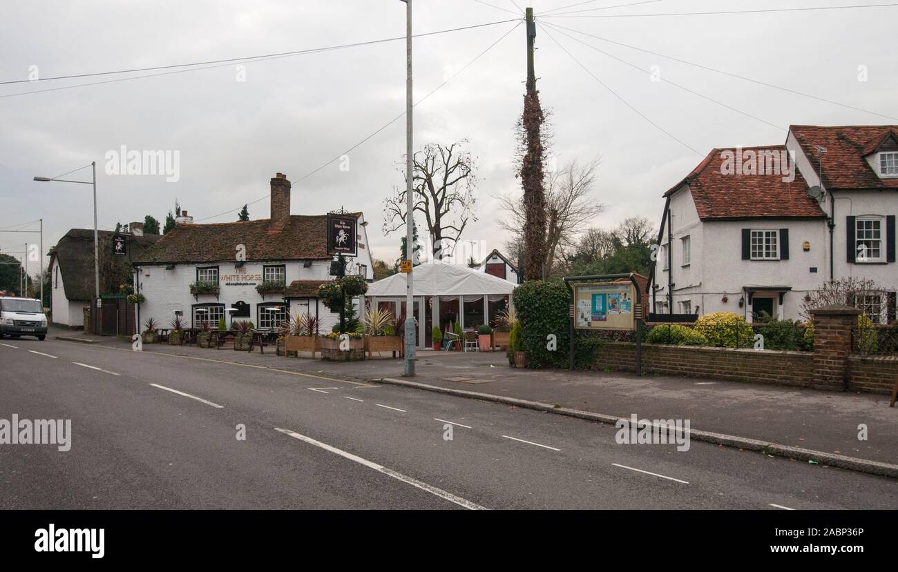 Le village pittoresque de Longford près de l'aéroport de Heathrow, un village qui sera gravement affecté par un projet d'une troisième piste à l'aéroport d'Heathrow à Londres. Banque D'Images