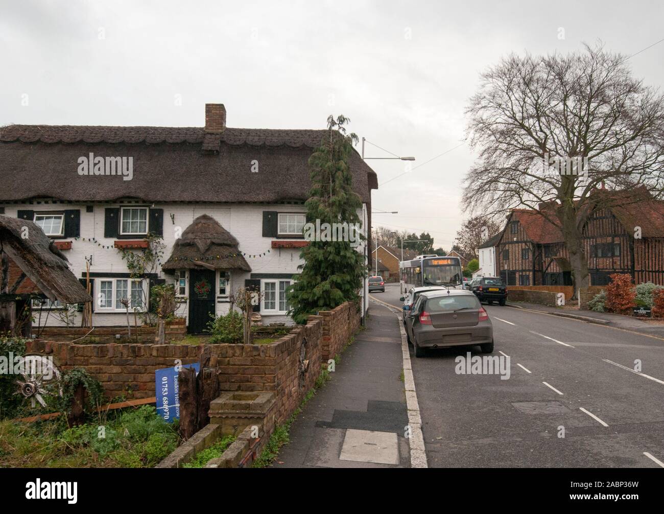 Le village pittoresque de Longford près de l'aéroport de Heathrow, un village qui sera gravement affecté par un projet d'une troisième piste à l'aéroport d'Heathrow à Londres. Banque D'Images