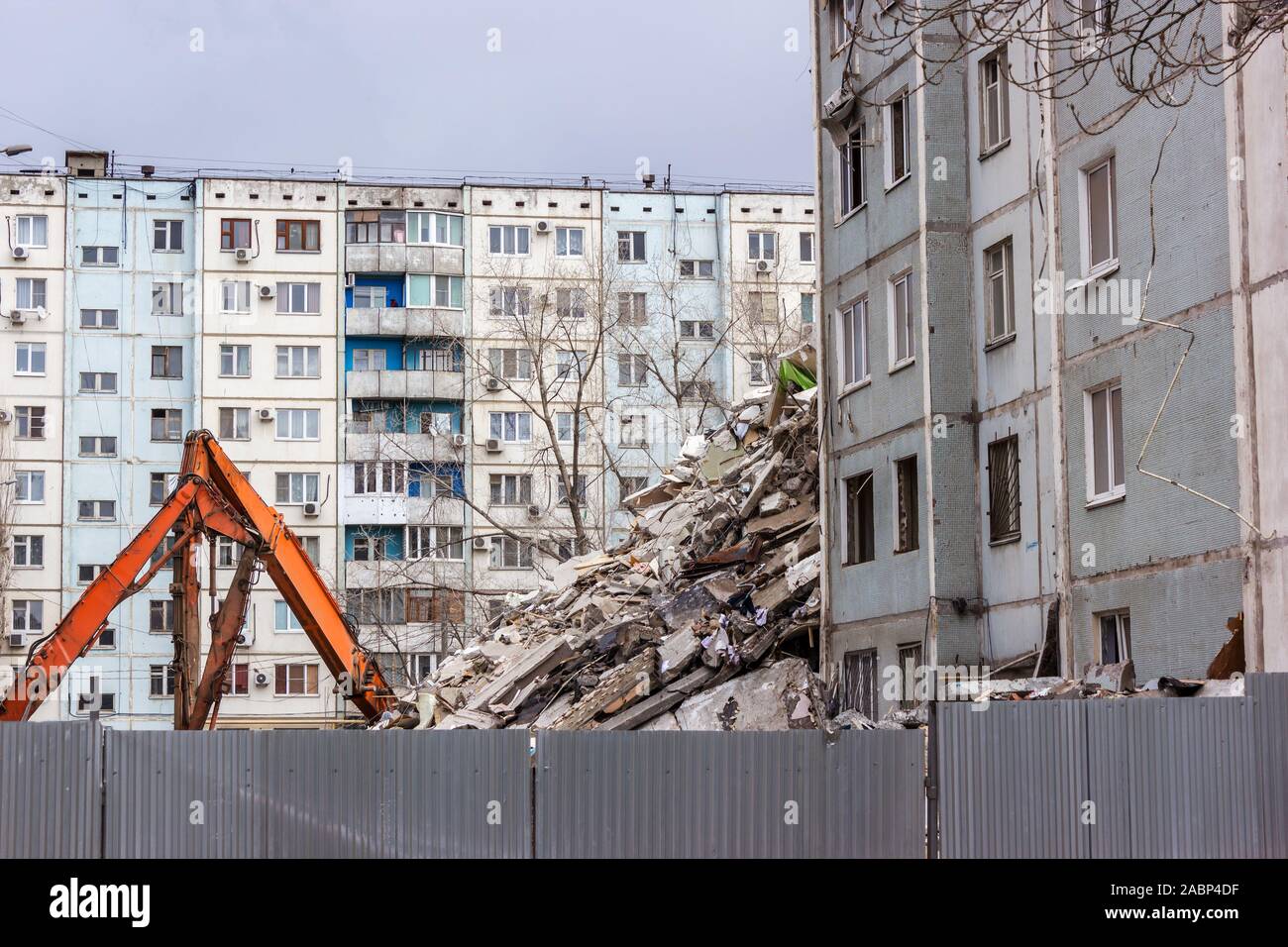 Démolition de bâtiments en milieu urbain. Maison en ruines. Banque D'Images