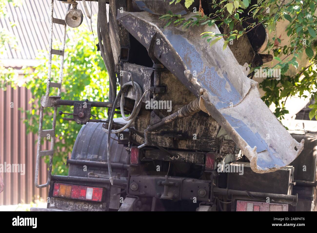 Voiture avec bétonnière. Pour la vidange du bac à partir d'un mélangeur de béton mobile. Banque D'Images