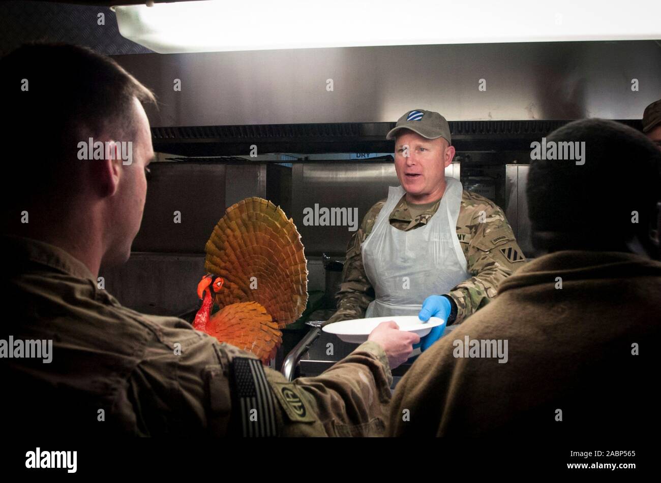 Kandahar, Afghanistan. 28 Nov, 2019. Le colonel de l'armée américaine Trevor Bredenkamp, sert le dîner de Thanksgiving à l'avant service déployé les membres de l'aérodrome de Kandahar le 28 novembre 2019 à Kandahar, Afghanistan Crédit : Thomas Cieslak/Planetpix/Alamy Live News Crédit : Planetpix/Alamy Live News Banque D'Images