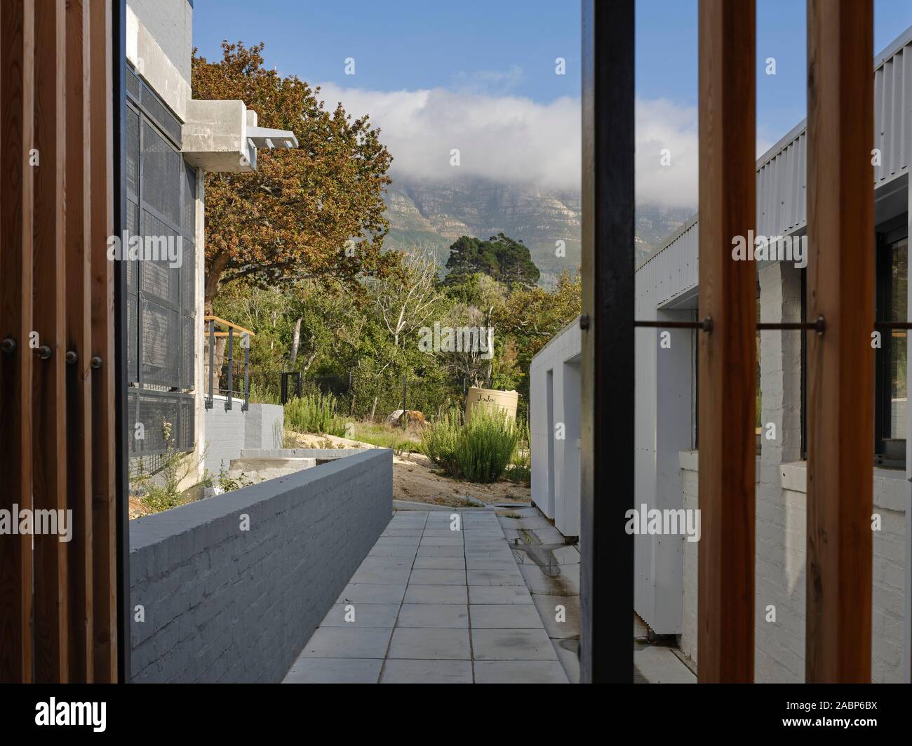 Passage extérieur à l'arrière du jardin de rocaille. SAN Parks Tokai Table Mountain National Park, Tokai, Afrique du Sud. Architecte : Makeka Design Lab, 2019 Banque D'Images