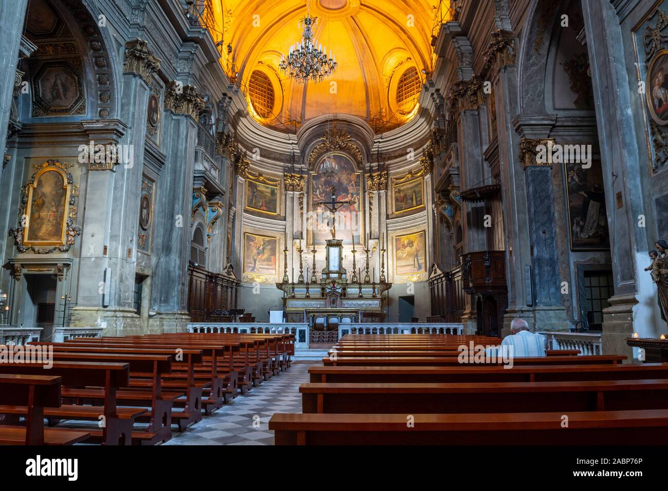 Vue de l'intérieur de l'époque baroque l'église Saint François de Paule dans le Cours Saleya domaine de la vieille ville Nice France comme un homme non identifié prie dans les églises Banque D'Images Vue de l'intérieur de l'époque baroque l'église Saint François de Paule dans le Cours Saleya domaine de la vieille ville Nice France comme un homme non identifié prie dans les églises Banque D'Images