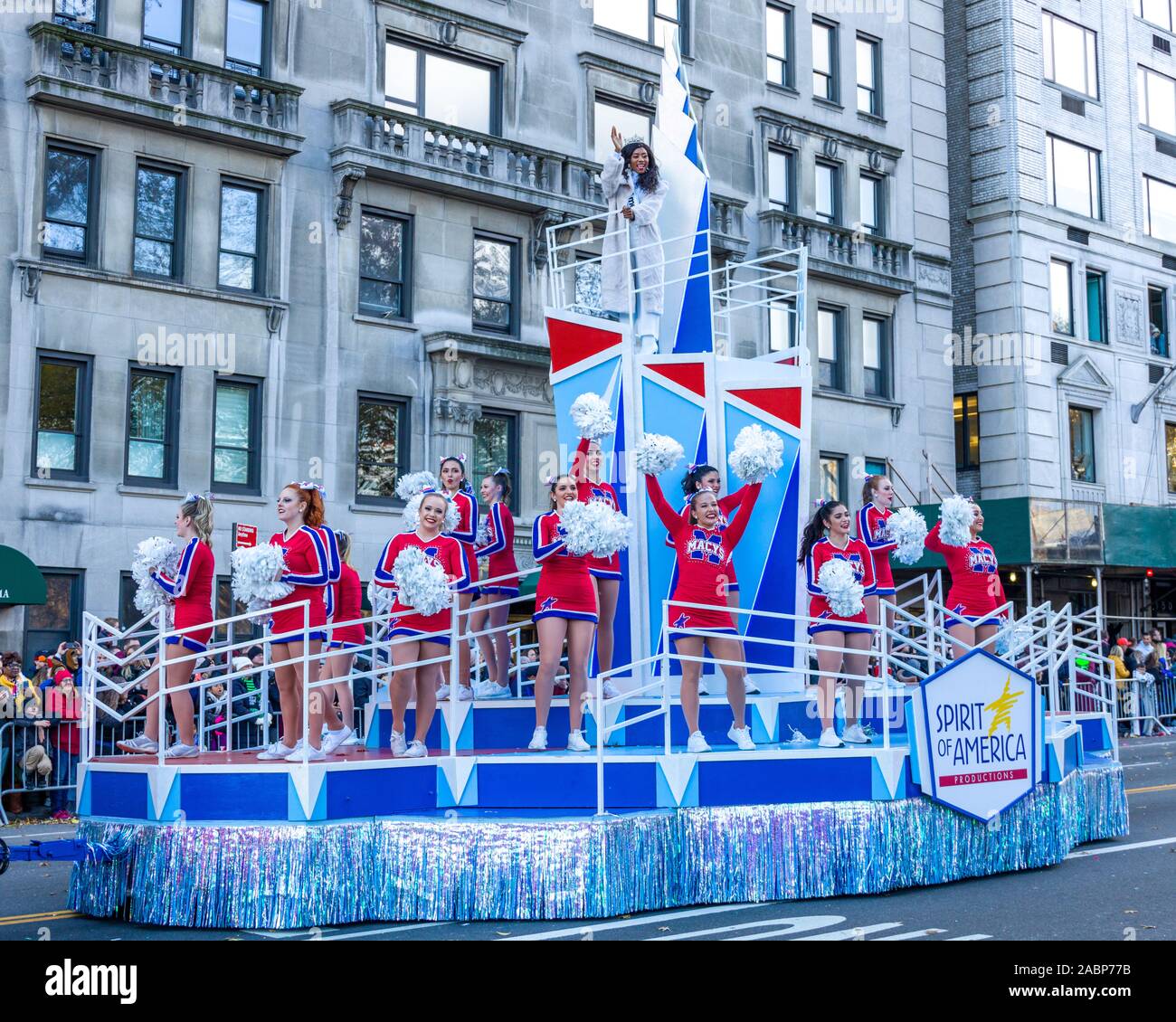 New York, États-Unis, 28 novembre 2019. Miss America 2019 Nia vagues Franklin du haut de la grande ville Cheer ! Au cours de flottement Macy's Thanksgiving parade dans la ville de New York. Credit : Enrique Shore/Alamy Live News Banque D'Images