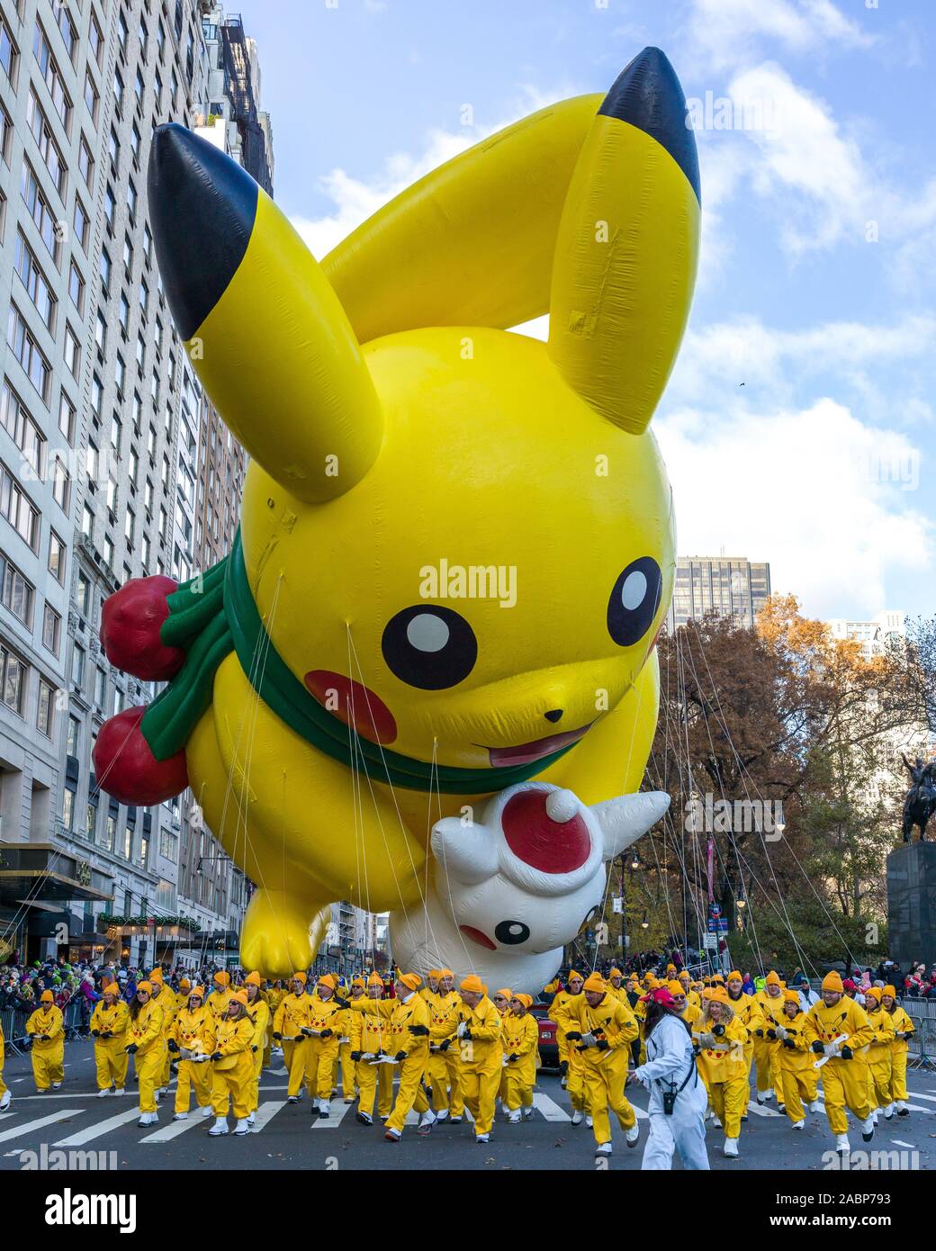 New York, États-Unis, 28 novembre 2019. Les interprètes portent un ballon Pikachu à la parade de Thanksgiving de Macy's à New York. Credit : Enrique Shore/Alamy Live News Banque D'Images