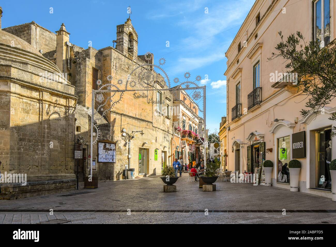 Décorations ornent la rue Via San Biagio, dans la ville de Matera, Italie alors qu'il se prépare pour le mois de septembre Santi Medici procession à travers la ville ancienne Banque D'Images