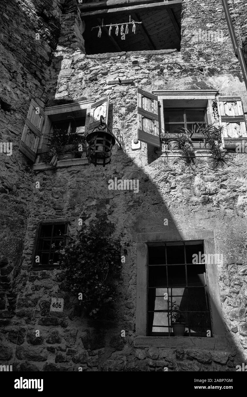 Détail de la fenêtre de vieilles maisons en pierre en Canale di Tenno, Trentino-Alto Adige, Italie. Version noir et blanc Banque D'Images