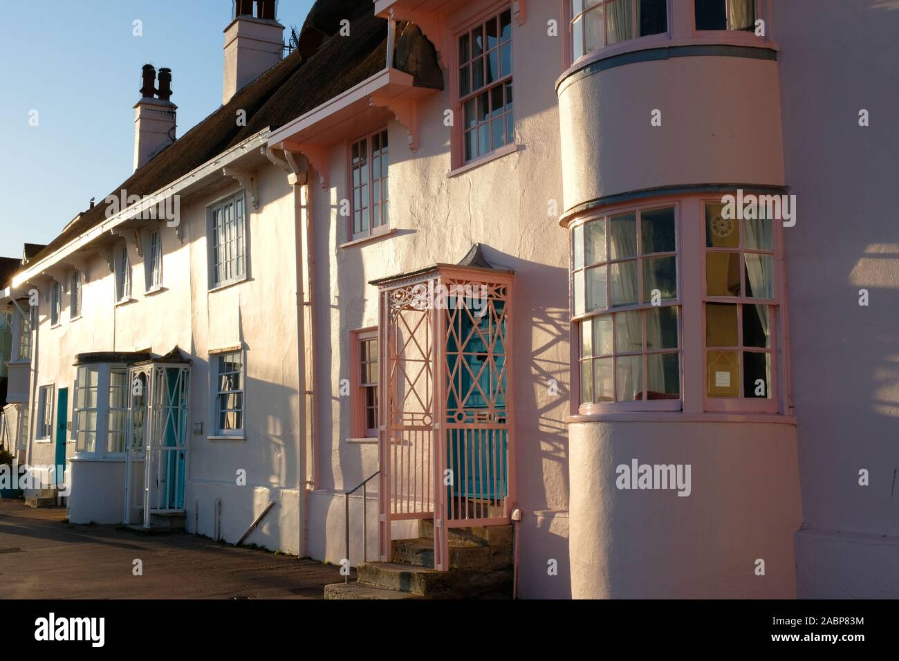 Rose, cottages avec terrasse sur le front de mer de Lyme Regis, dans le Dorset, UK - John Gollop Banque D'Images