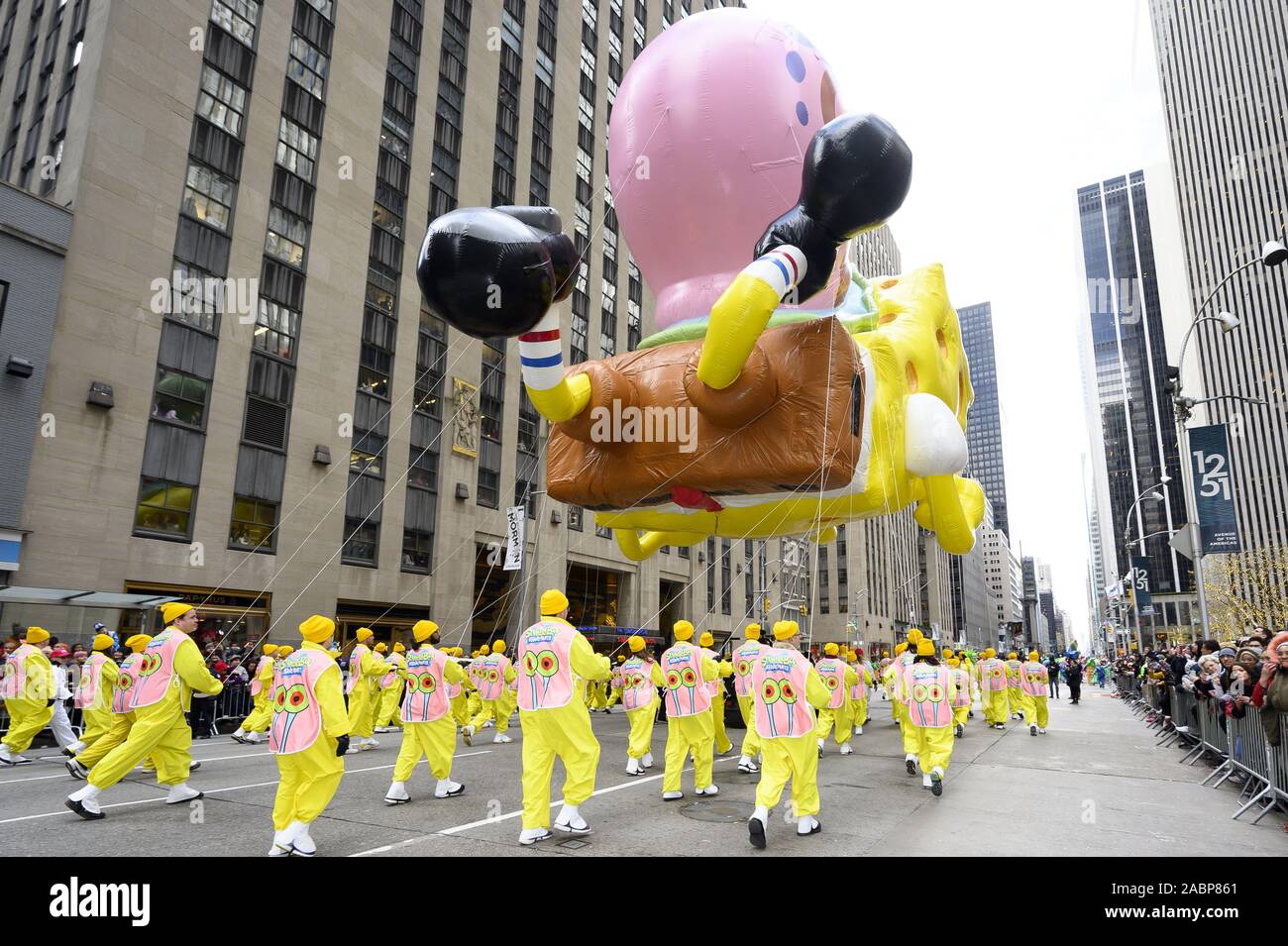 New York, NY, USA. 28 Nov, 2019. 28 novembre 2019 - New York, NY, United States : The Painted Veil bulle dans le Macy's Thanksgiving Day Parade sur la sixième avenue, près de Radio City Music Hall. Crédit : Michael Brochstein/ZUMA/Alamy Fil Live News Banque D'Images