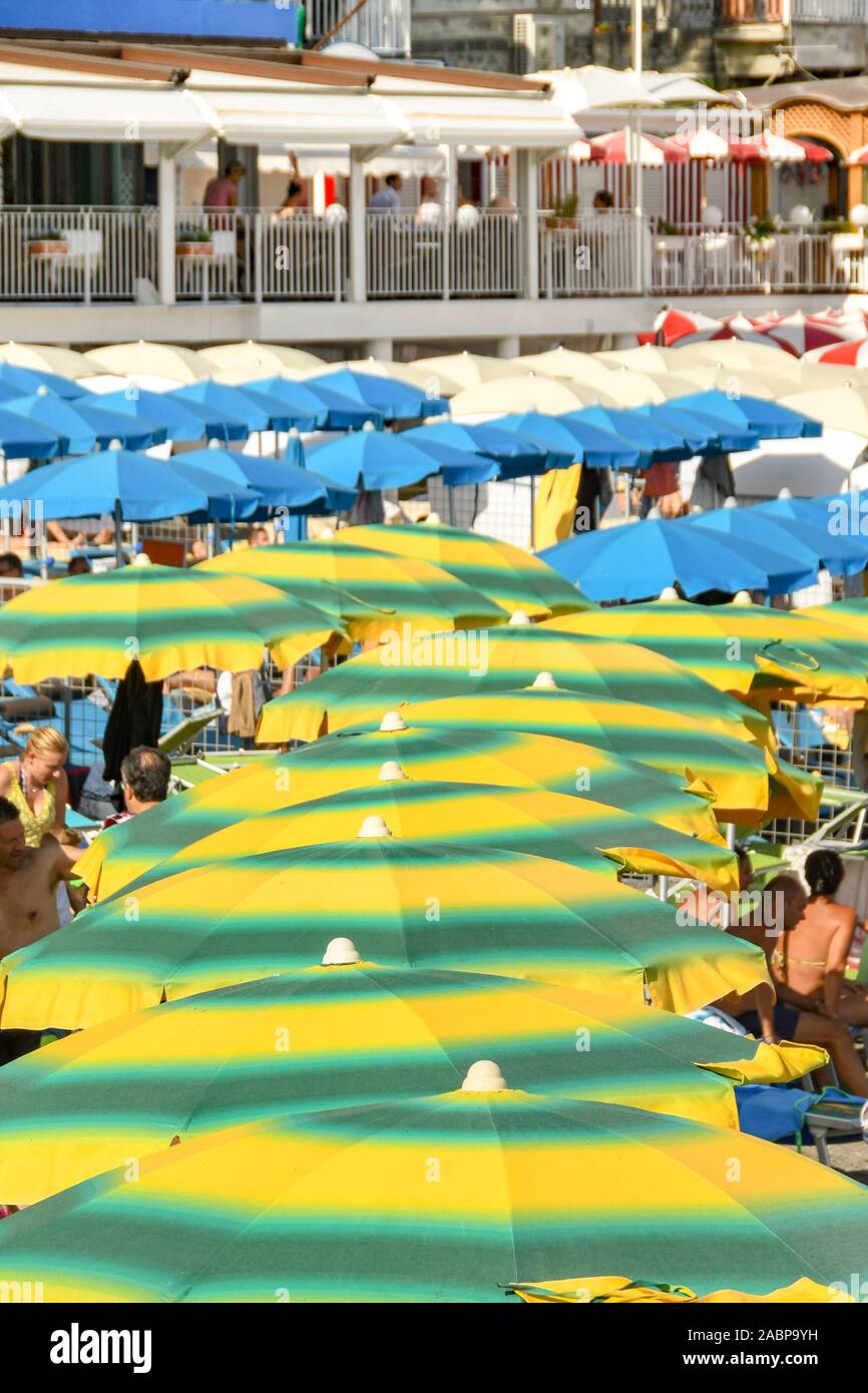 AMALFI, ITALIE - AOÛT 2019 Couleur : jaune et vert de parasols sur la plage à l'Amalfi Banque D'Images