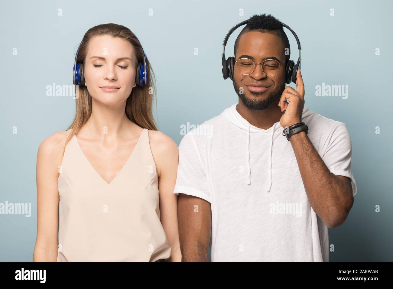 Divers calme l'homme et la femme à profiter de la musique des écouteurs Banque D'Images