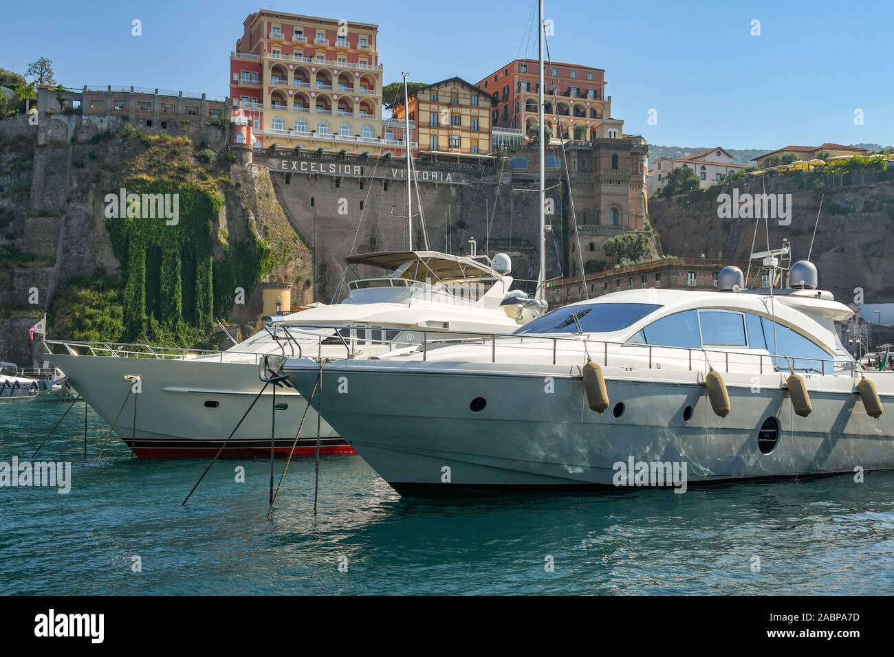 SORRENTO, ITALIE - AOÛT 2019 - Vedette à moteur amarré dans le port de Sorrente. Dans l'arrière-plan est l'Excelsior Grand Hotel Vittoria. Banque D'Images