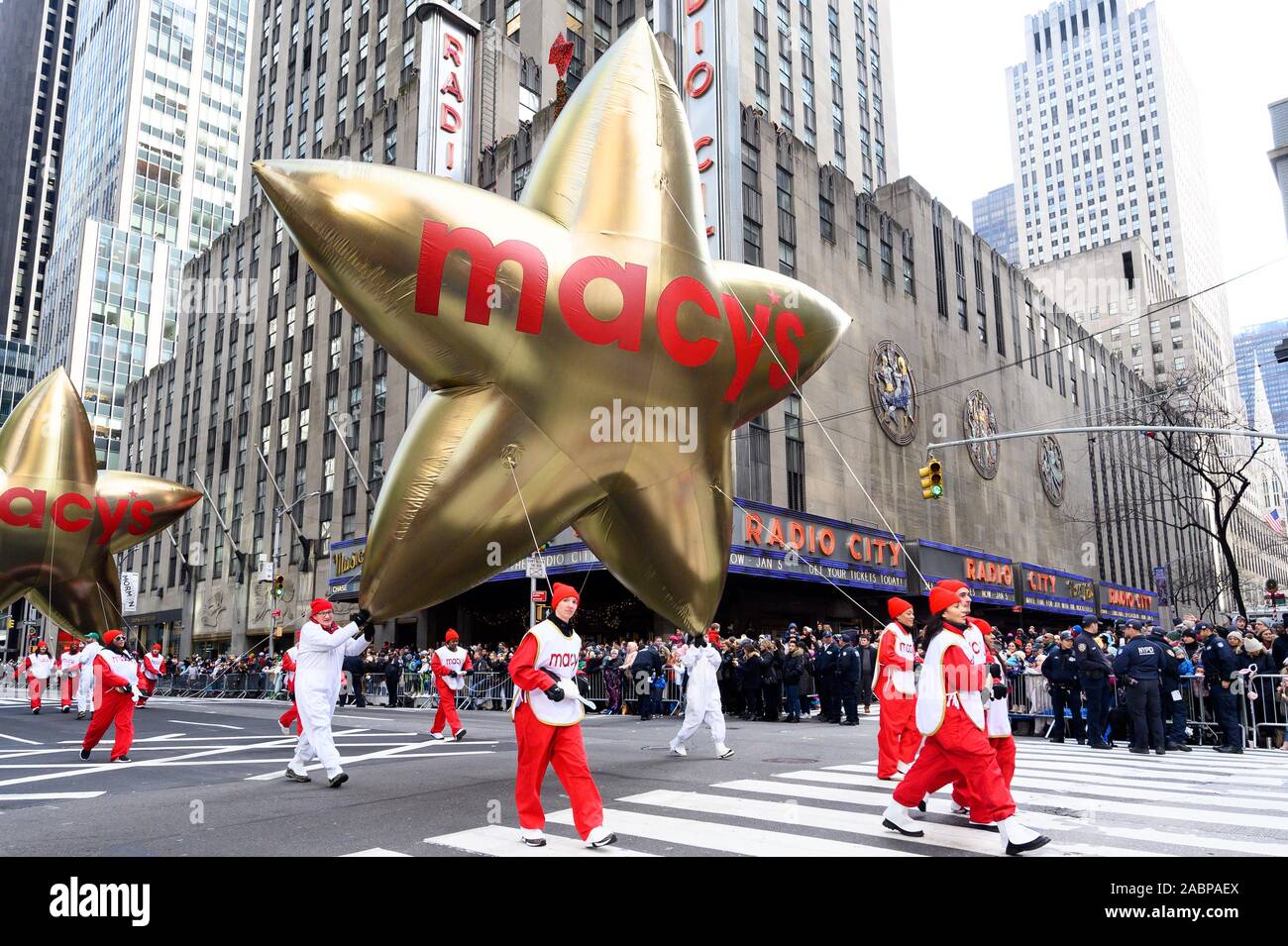 Macy's Thanksgiving Day Parade sur la sixième avenue, près de Radio City Music Hall. Banque D'Images