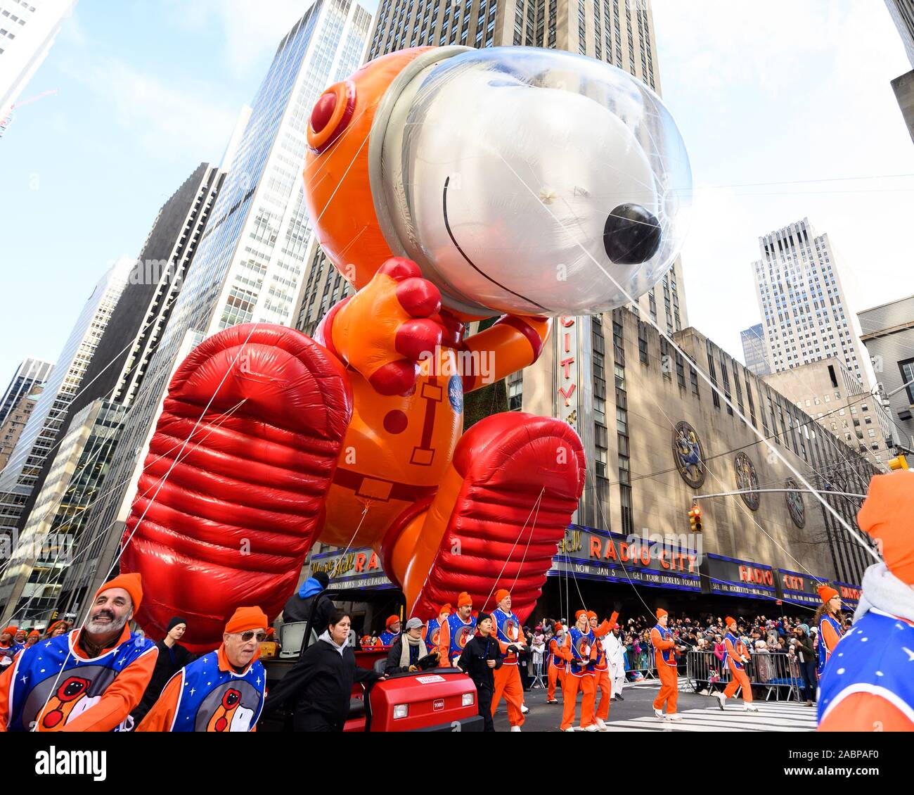 Snoopy le ballon à l'Macy's Thanksgiving Day Parade sur la sixième avenue, près de Radio City Music Hall. Banque D'Images