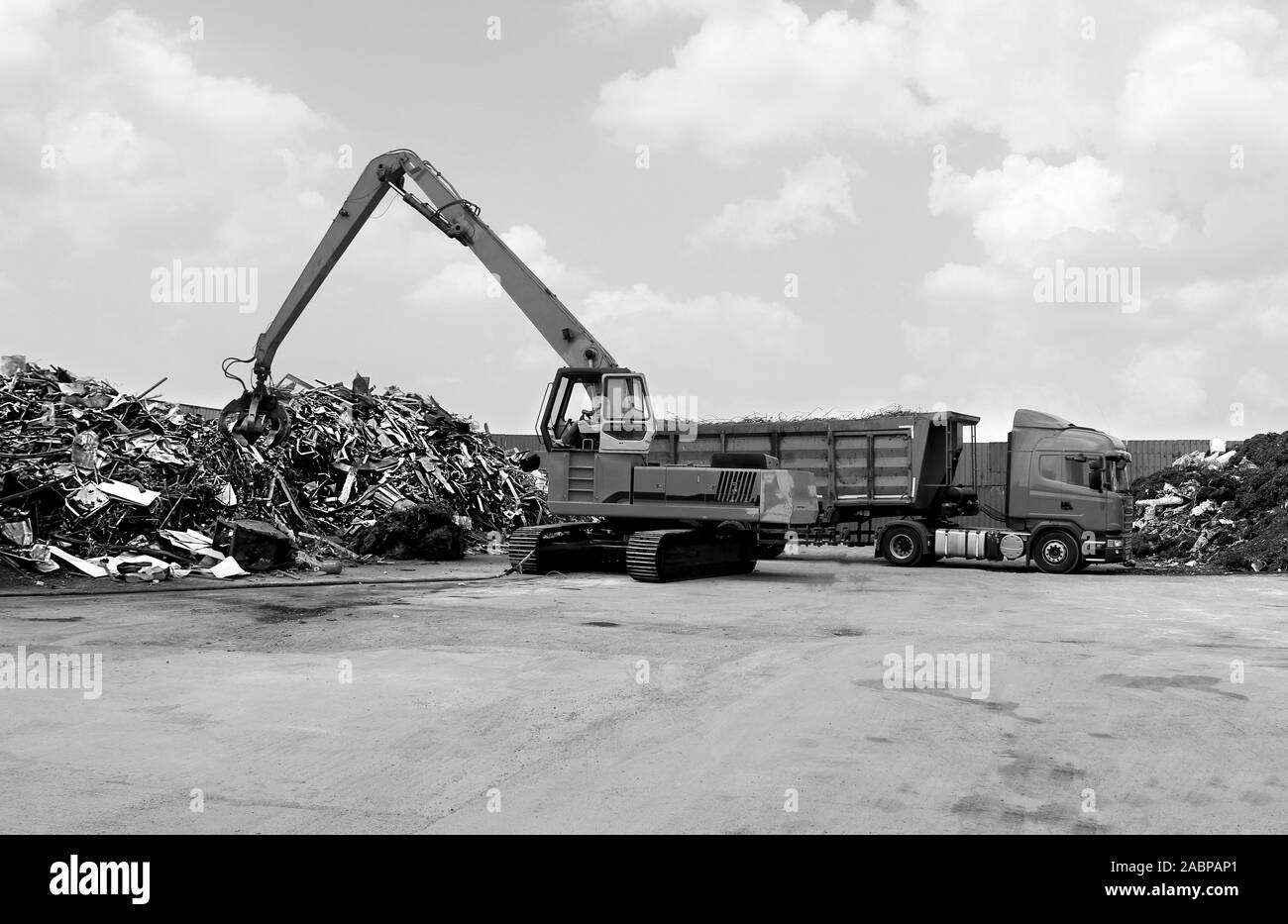 Photo en noir et blanc d'un petit atelier les grues de chargement sur une remorque Banque D'Images