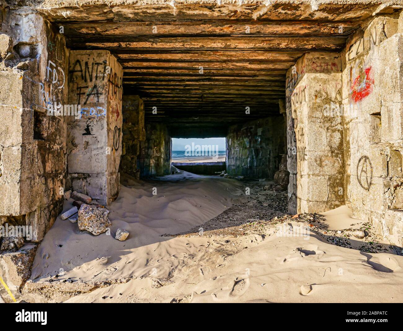 Intérieur d'un bunker de la seconde guerre mondiale avec une plage à graffiti Français Banque D'Images