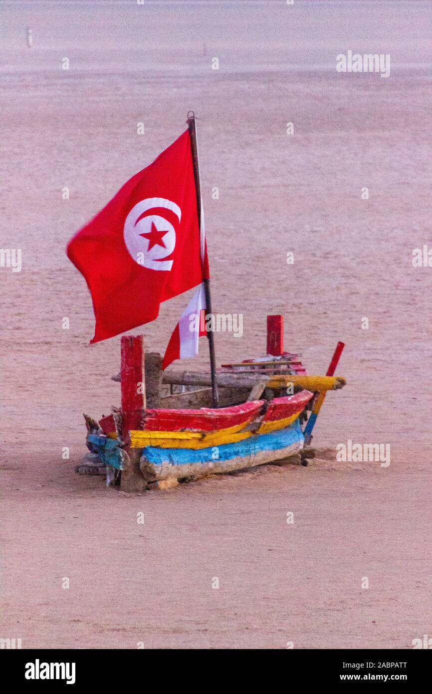 Barques colorées avec la Tunisie drapeau dans Chott el Jerid, un lac salé à sec en Tunisie Banque D'Images