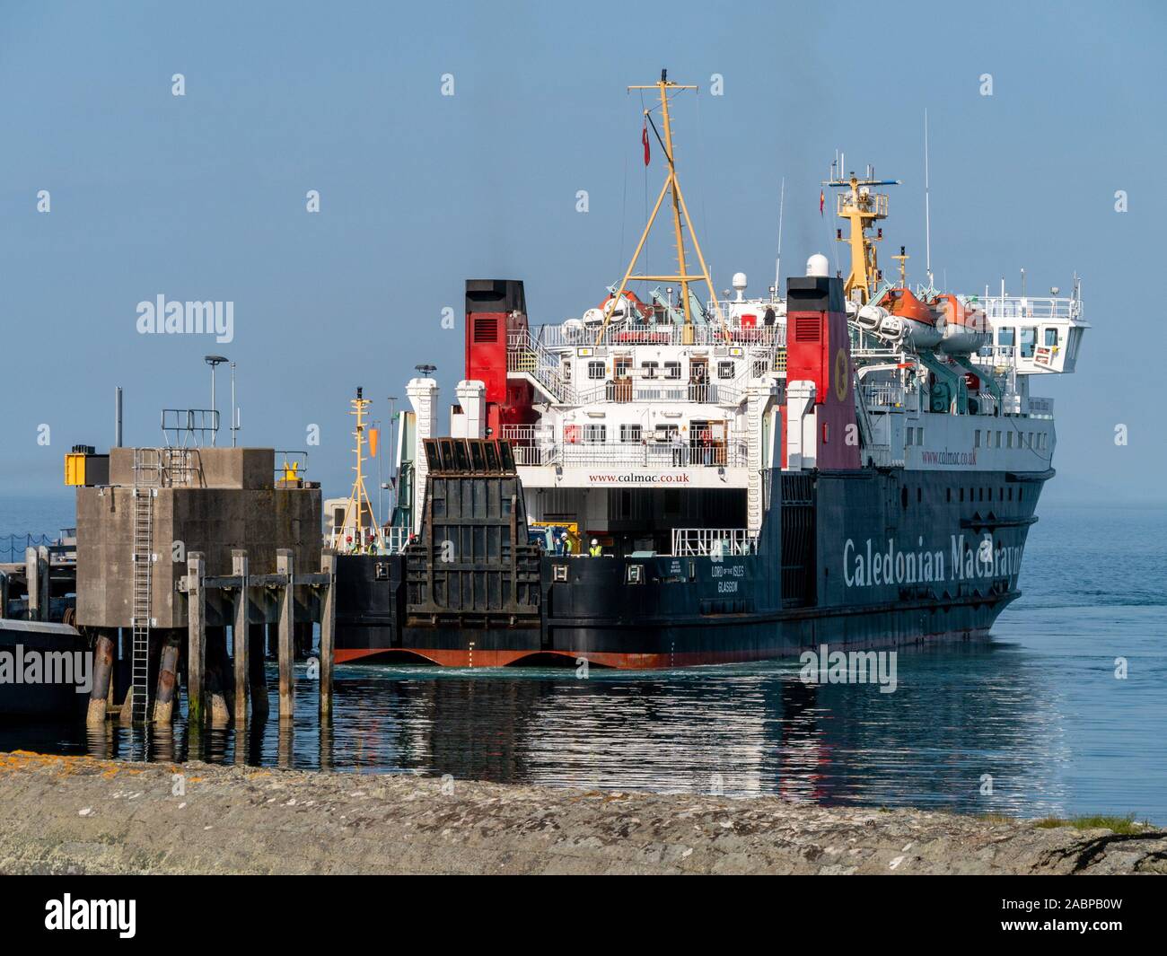 Oban à Colonsay Caledonian MacBrayne car ferry 'MV Lord of the Isles' arrivant au port de Scalasaig, île de Colonsay, Écosse, Royaume-Uni Banque D'Images